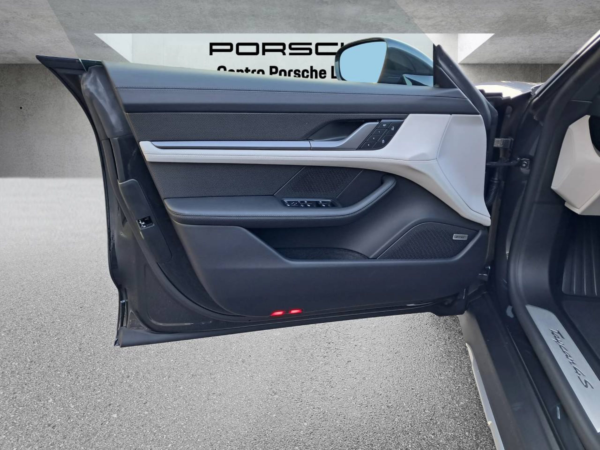 PORSCHE Taycan 4S Cross Turismo-image-24