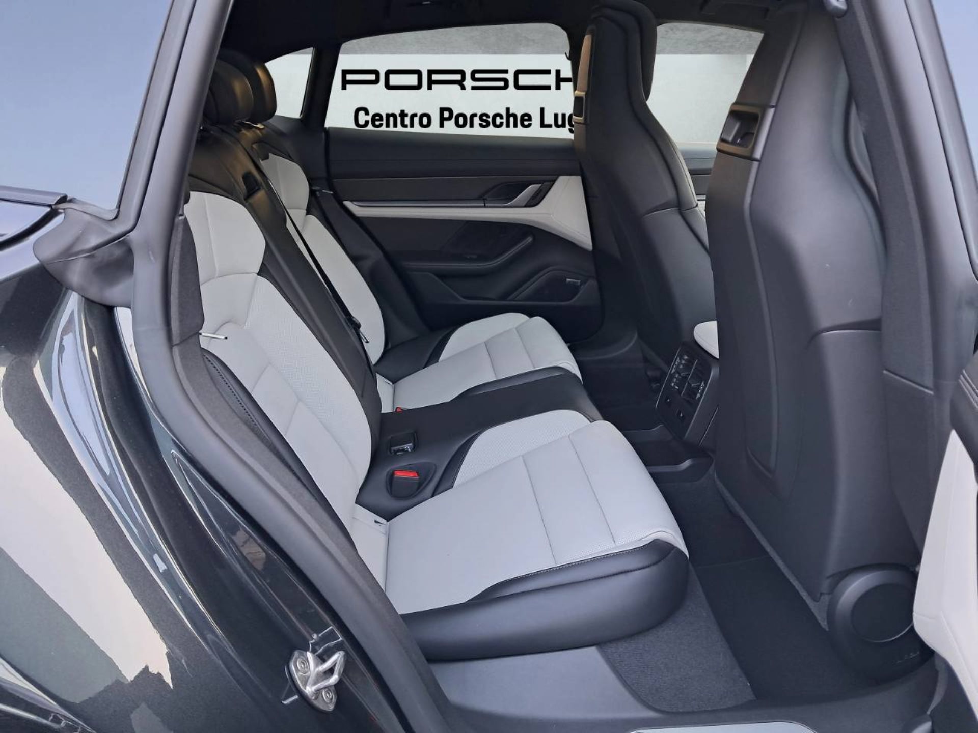 PORSCHE Taycan 4S Cross Turismo-image-17