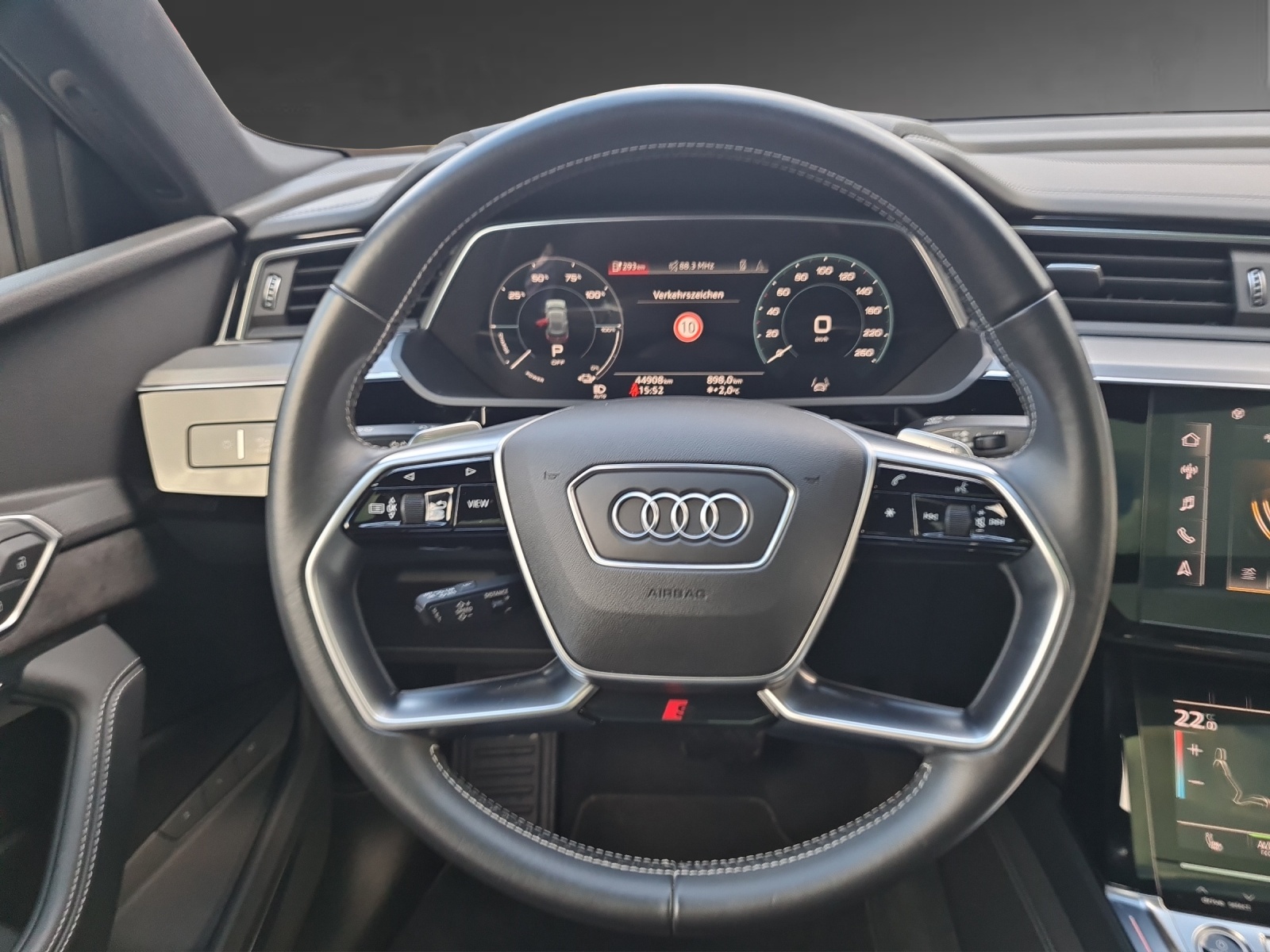 AUDI e-tron 55 Sportback S Line quattro-image-8