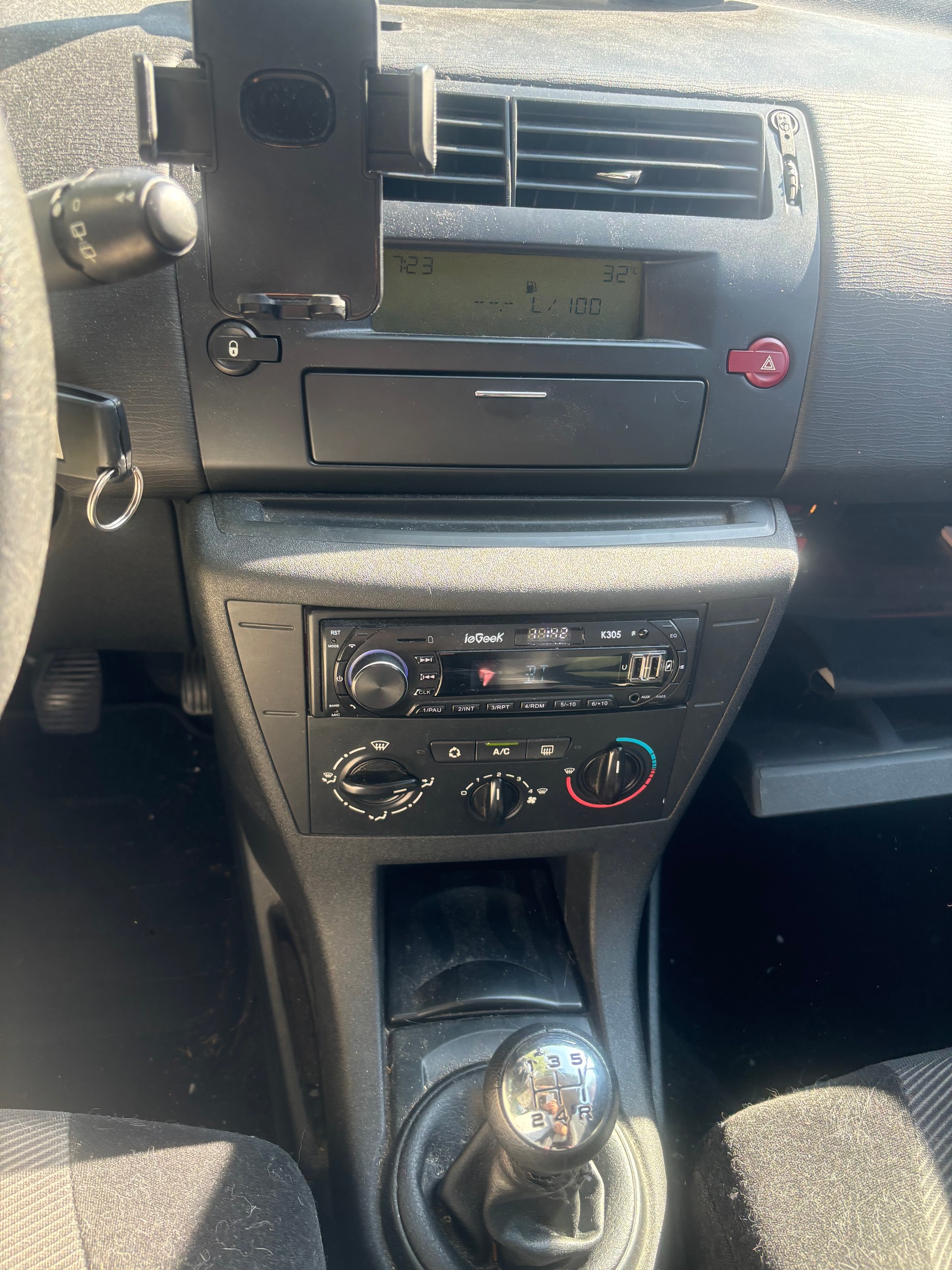 CITROEN C4 Berline 1.6 16V HDi SX-image-3