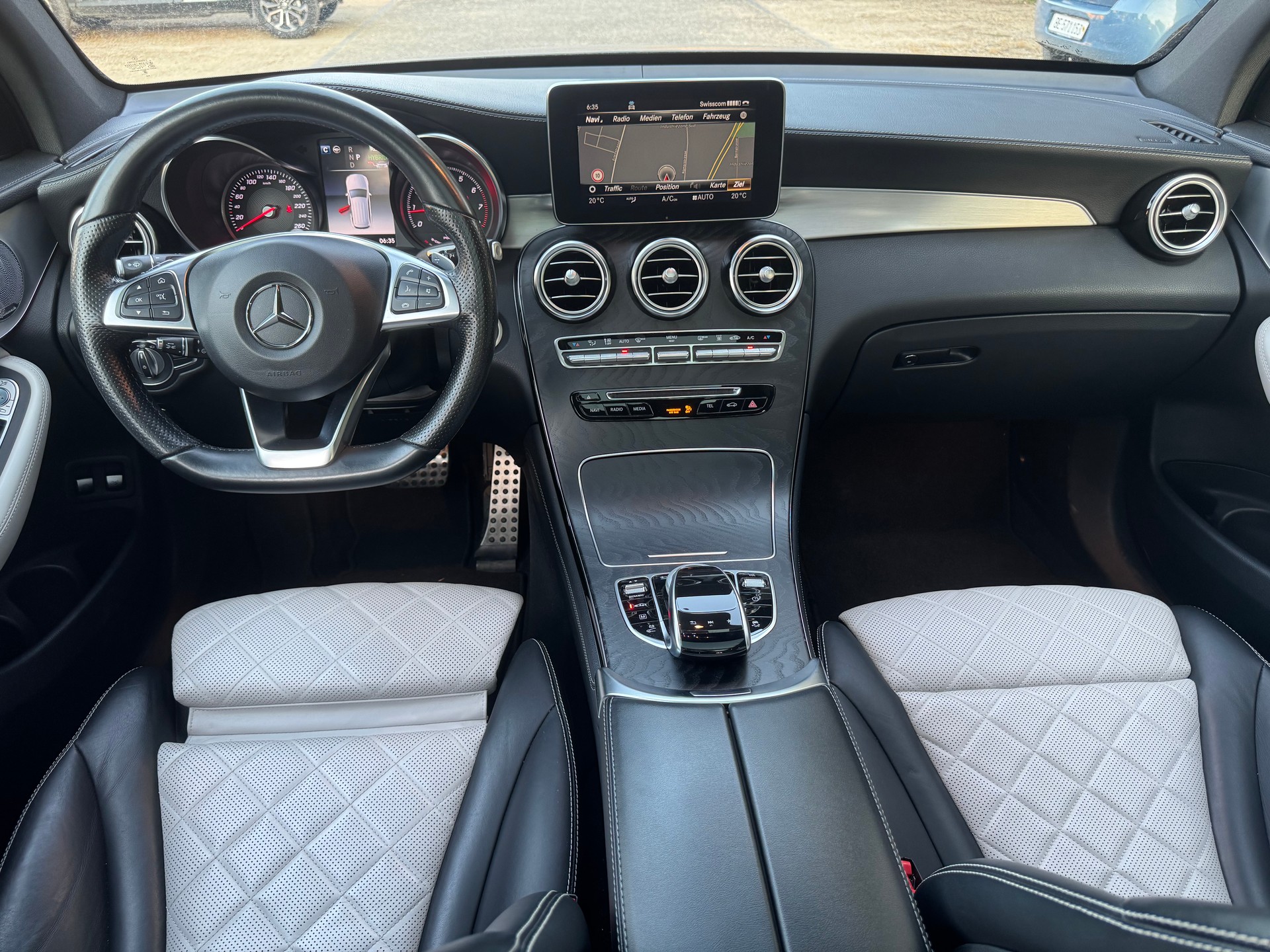 MERCEDES-BENZ GLC 350 e AMG Line 4Matic 7G-Tronic-image-7