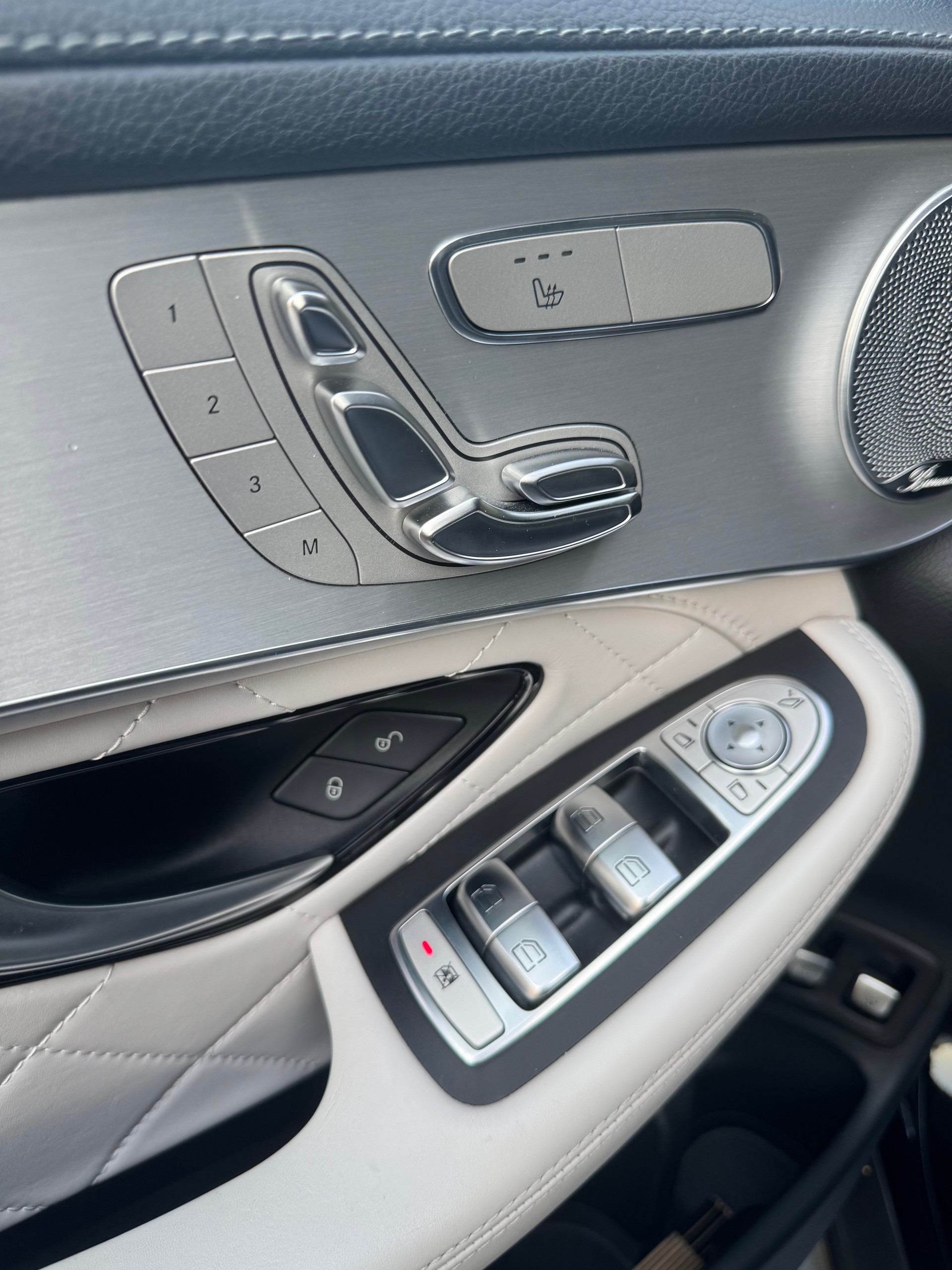 MERCEDES-BENZ GLC 350 e AMG Line 4Matic 7G-Tronic-image-15
