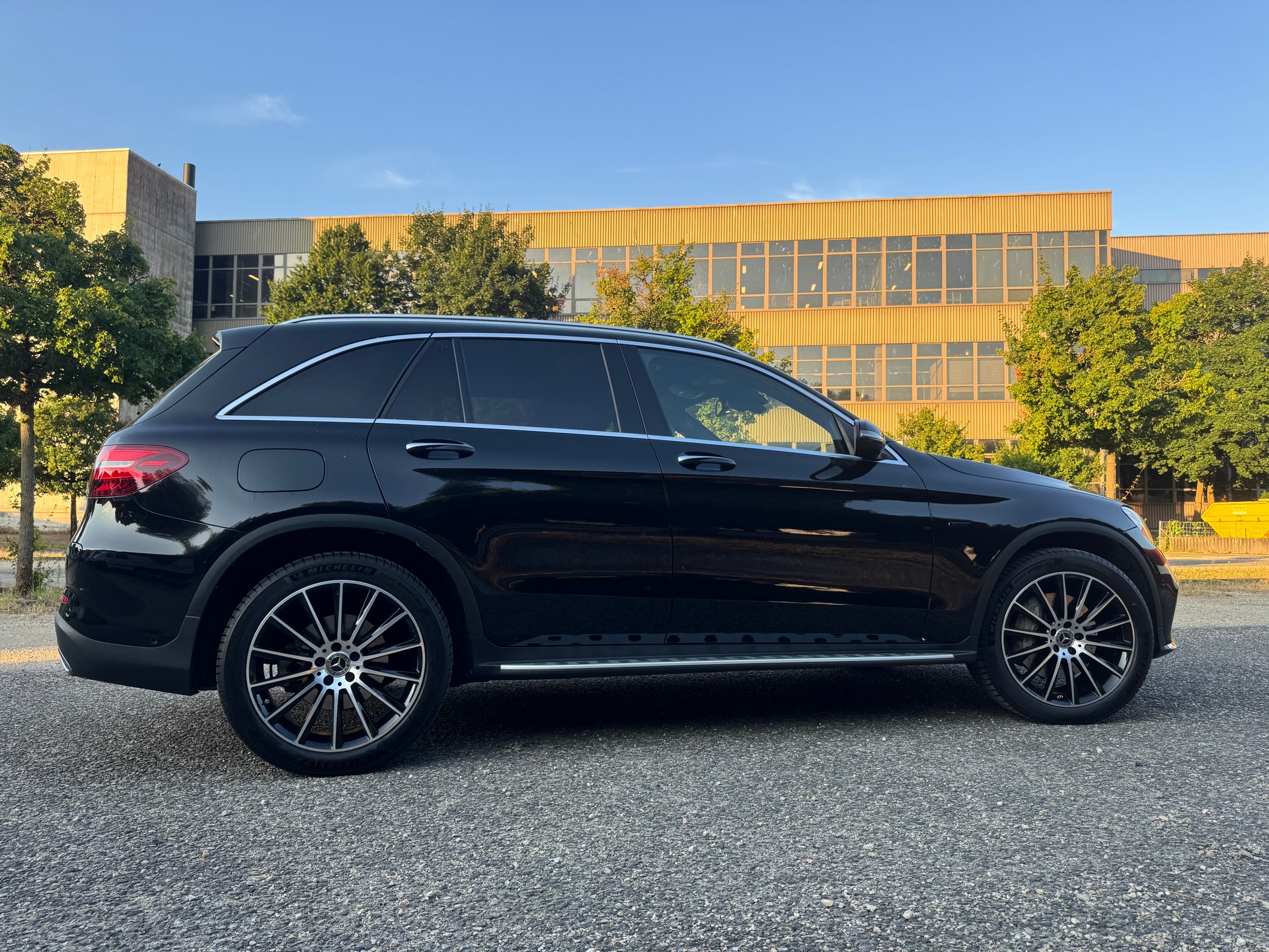MERCEDES-BENZ GLC 350 e AMG Line 4Matic 7G-Tronic-image-3
