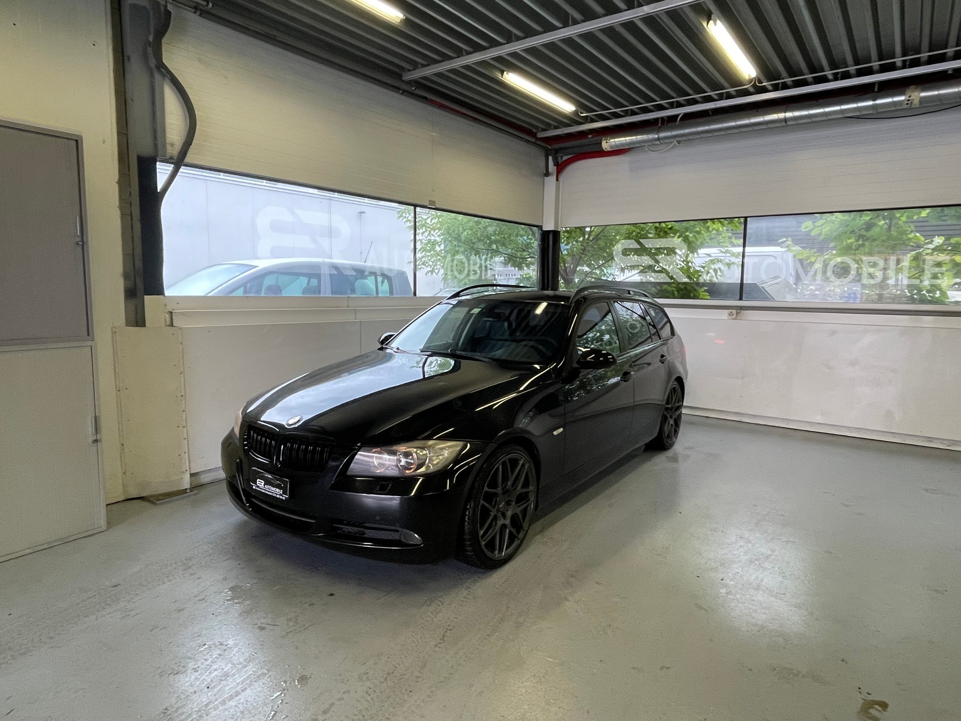 BMW 320i Touring-image-0