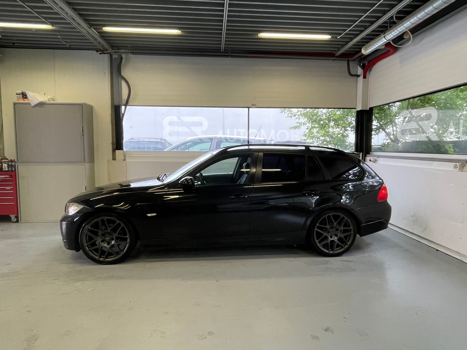 BMW 320i Touring-image-1