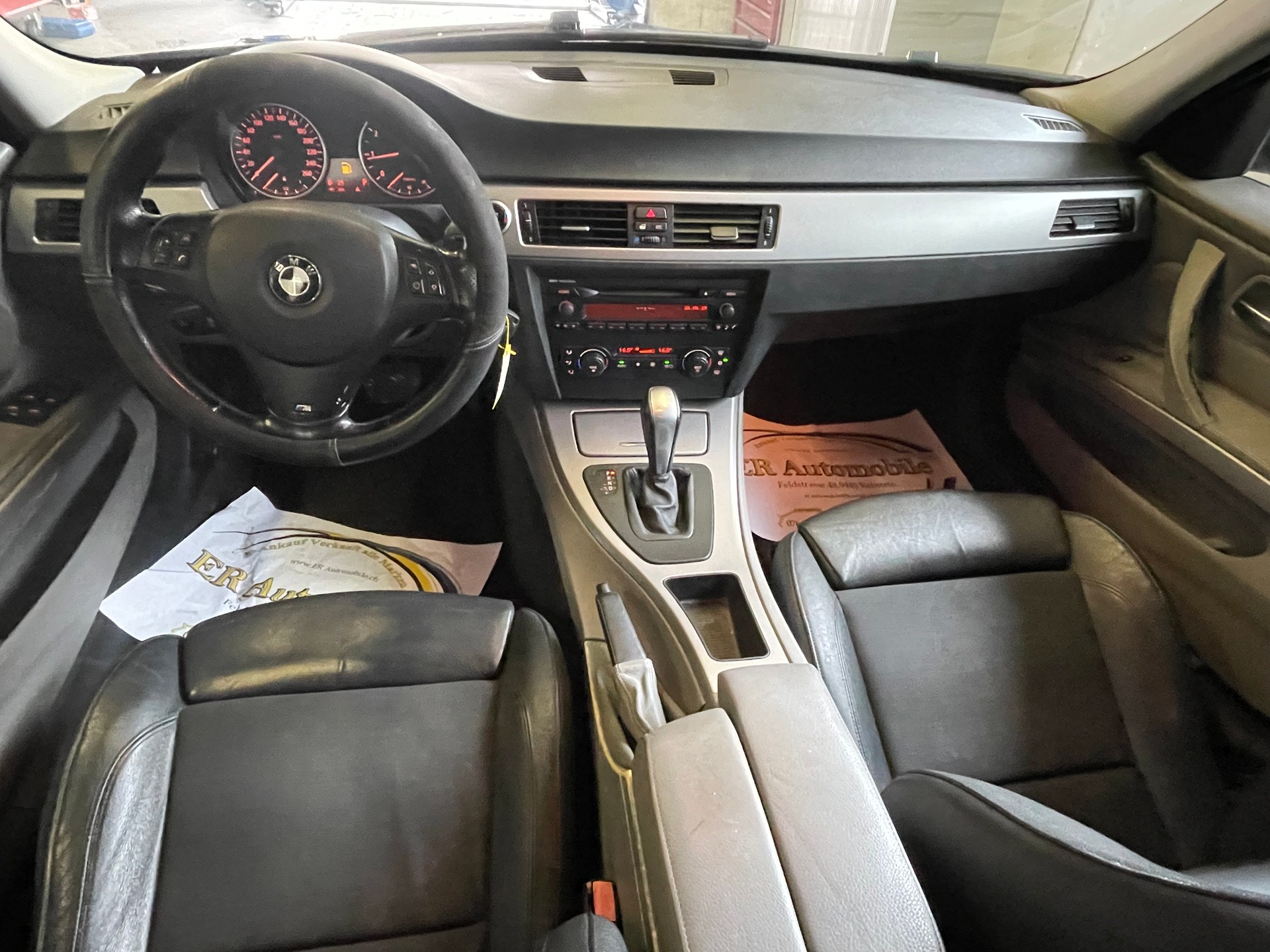 BMW 320i Touring-image-9
