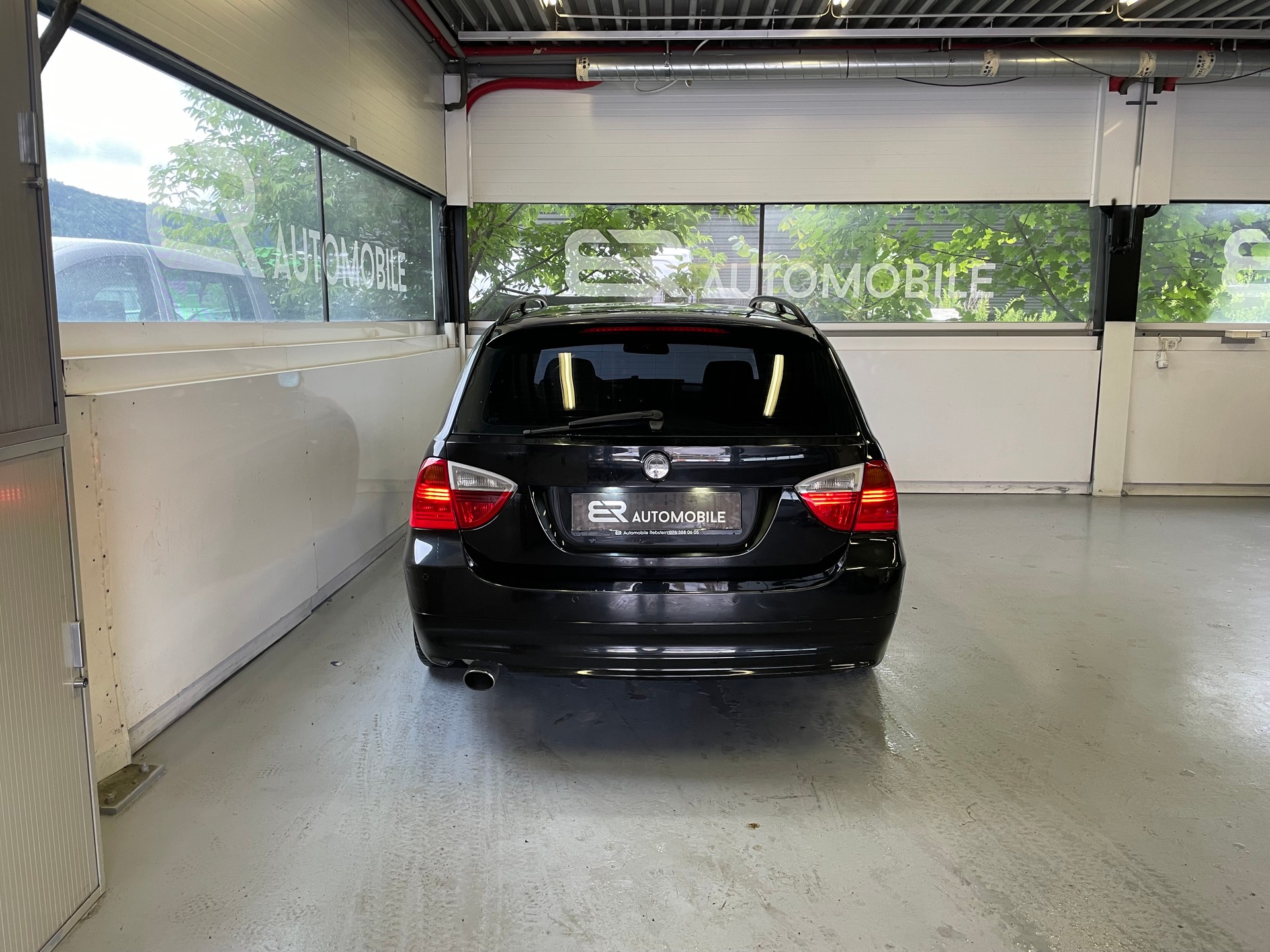 BMW 320i Touring-image-3