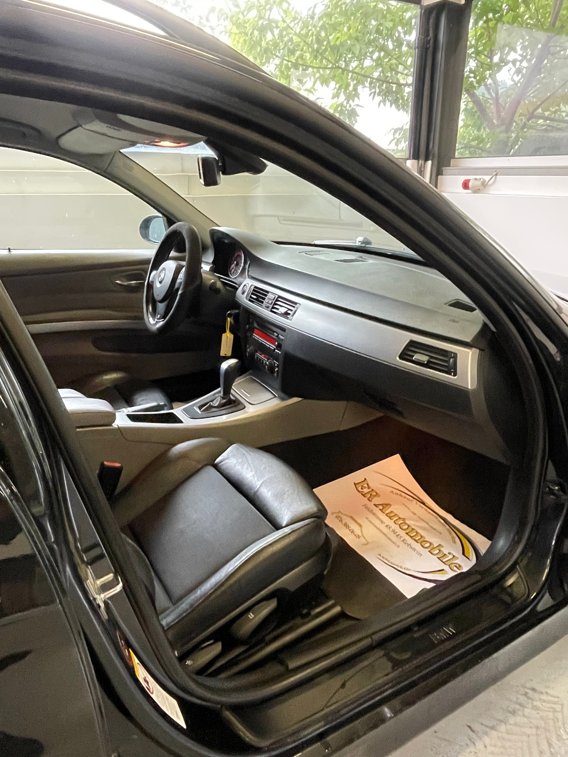 BMW 320i Touring-image-5