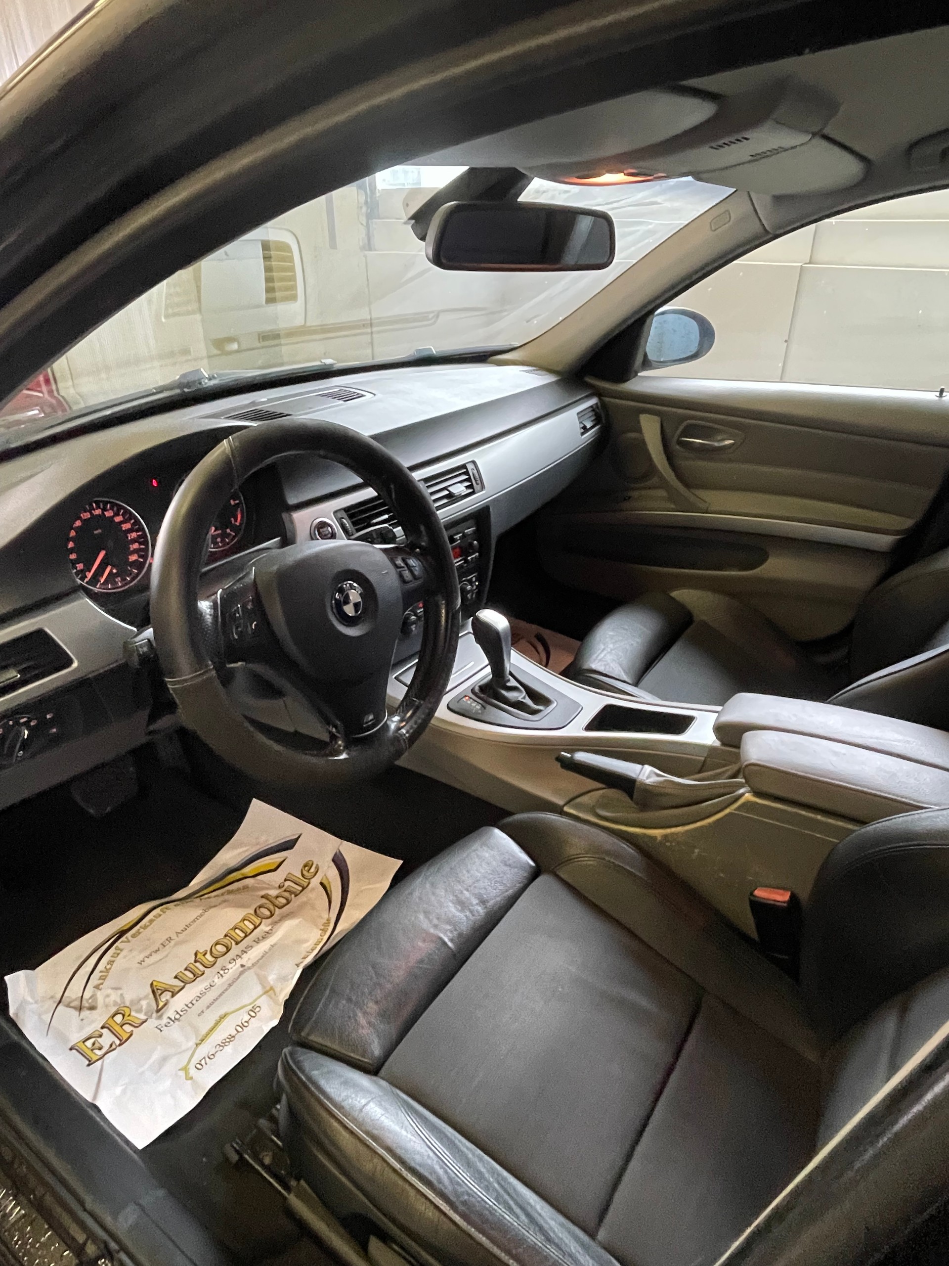 BMW 320i Touring-image-6