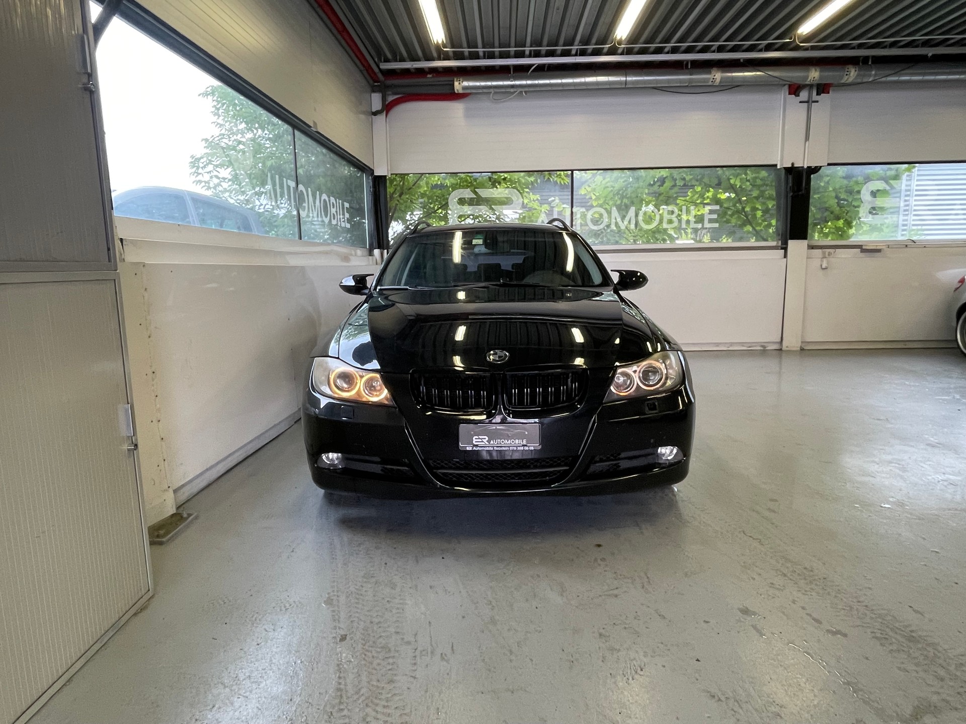 BMW 320i Touring-image-2