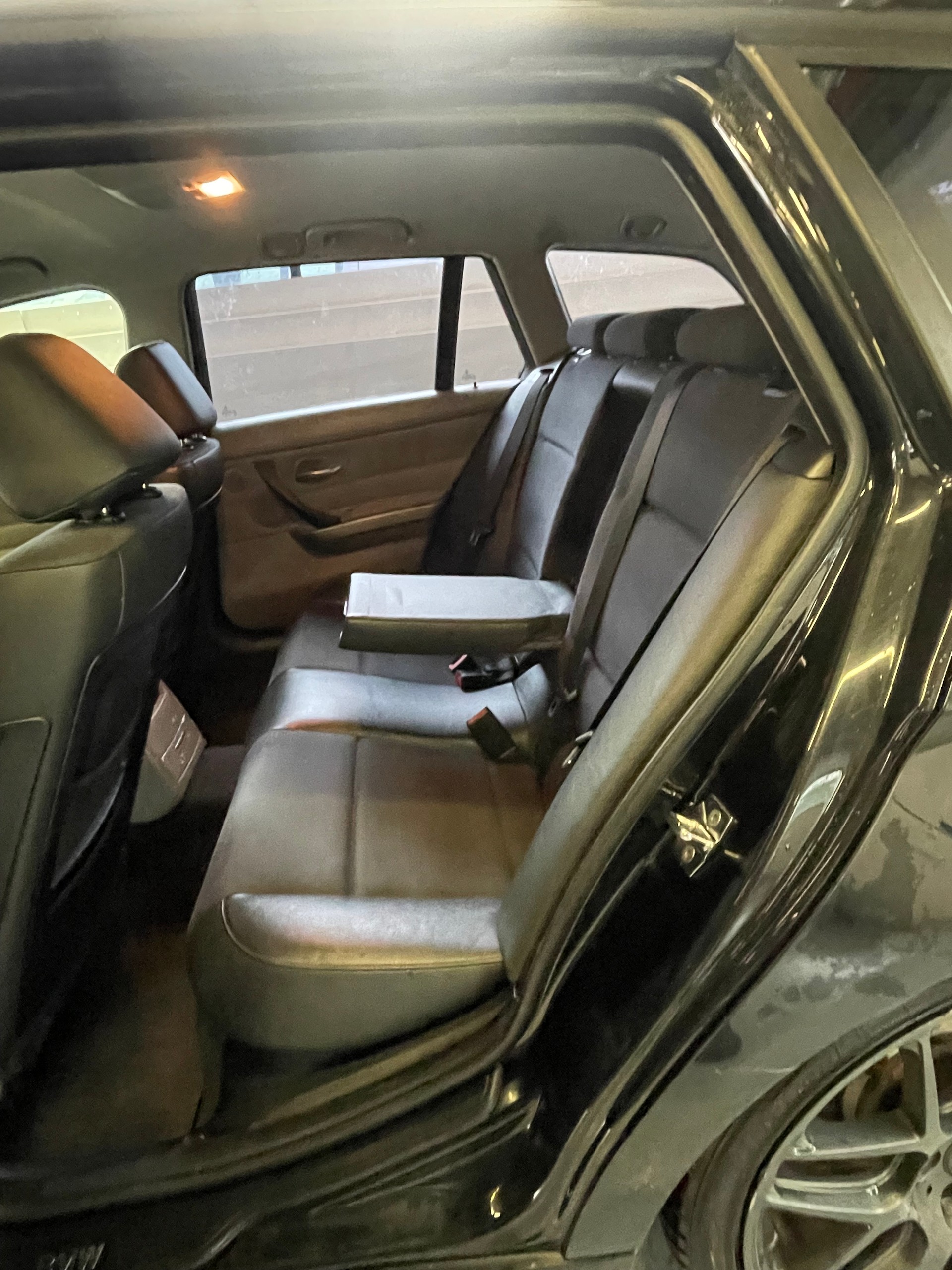 BMW 320i Touring-image-8