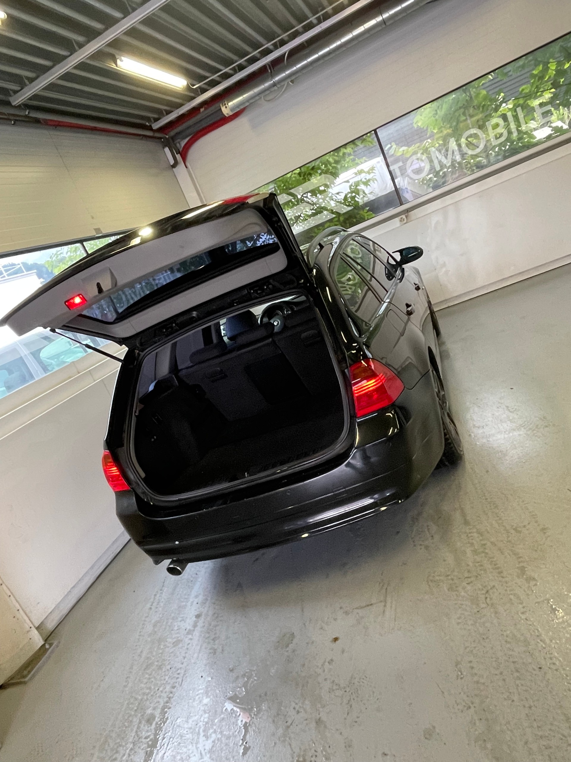 BMW 320i Touring-image-4