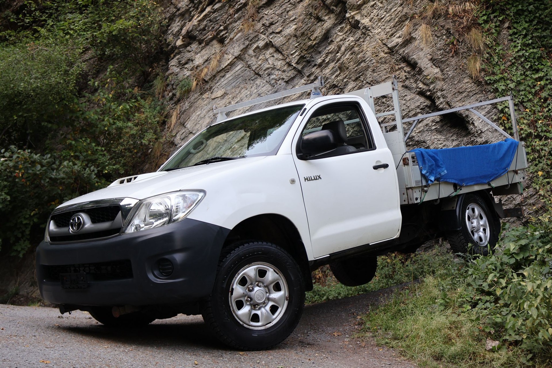 TOYOTA Hilux 4x4 SingleCab LineaTerra-showroom-element-1