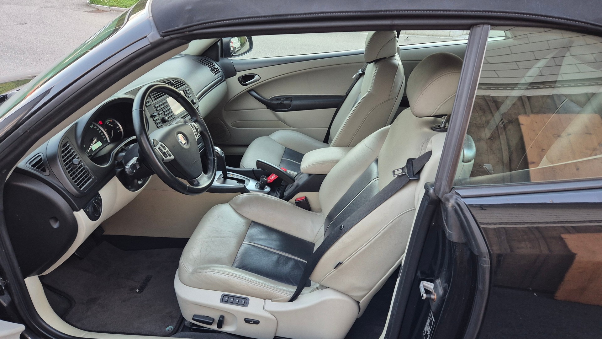 SAAB 9-3 2.0t Vector-image-1