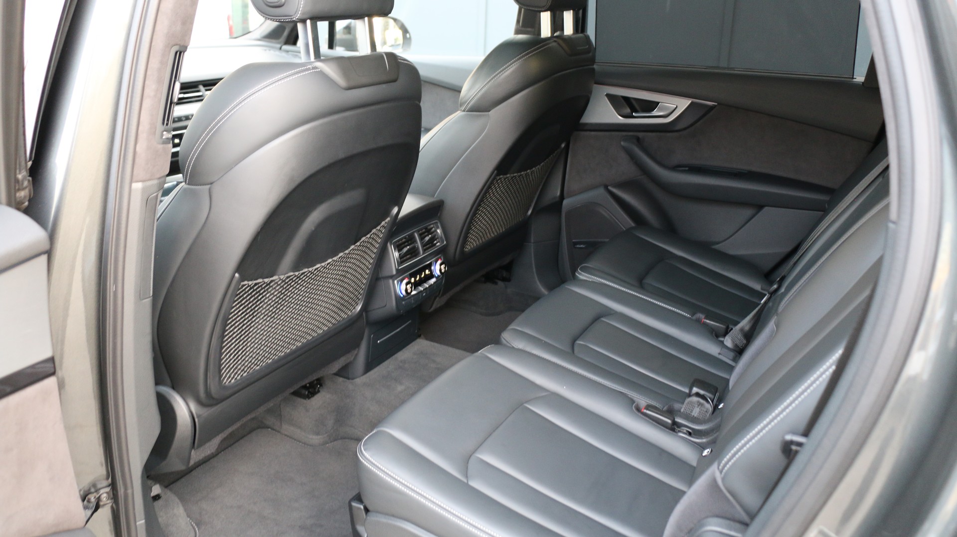 AUDI Q7 3.0 TFSI quattro-image-10