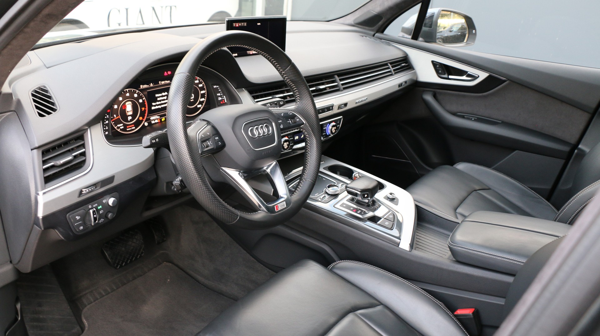 AUDI Q7 3.0 TFSI quattro-image-12