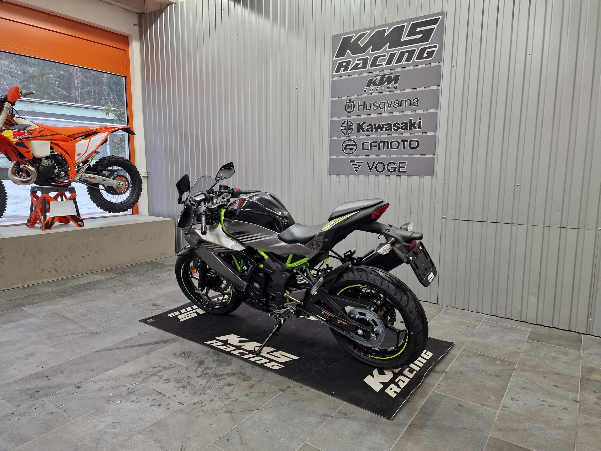 KAWASAKI Ninja 125-showroom-element-3