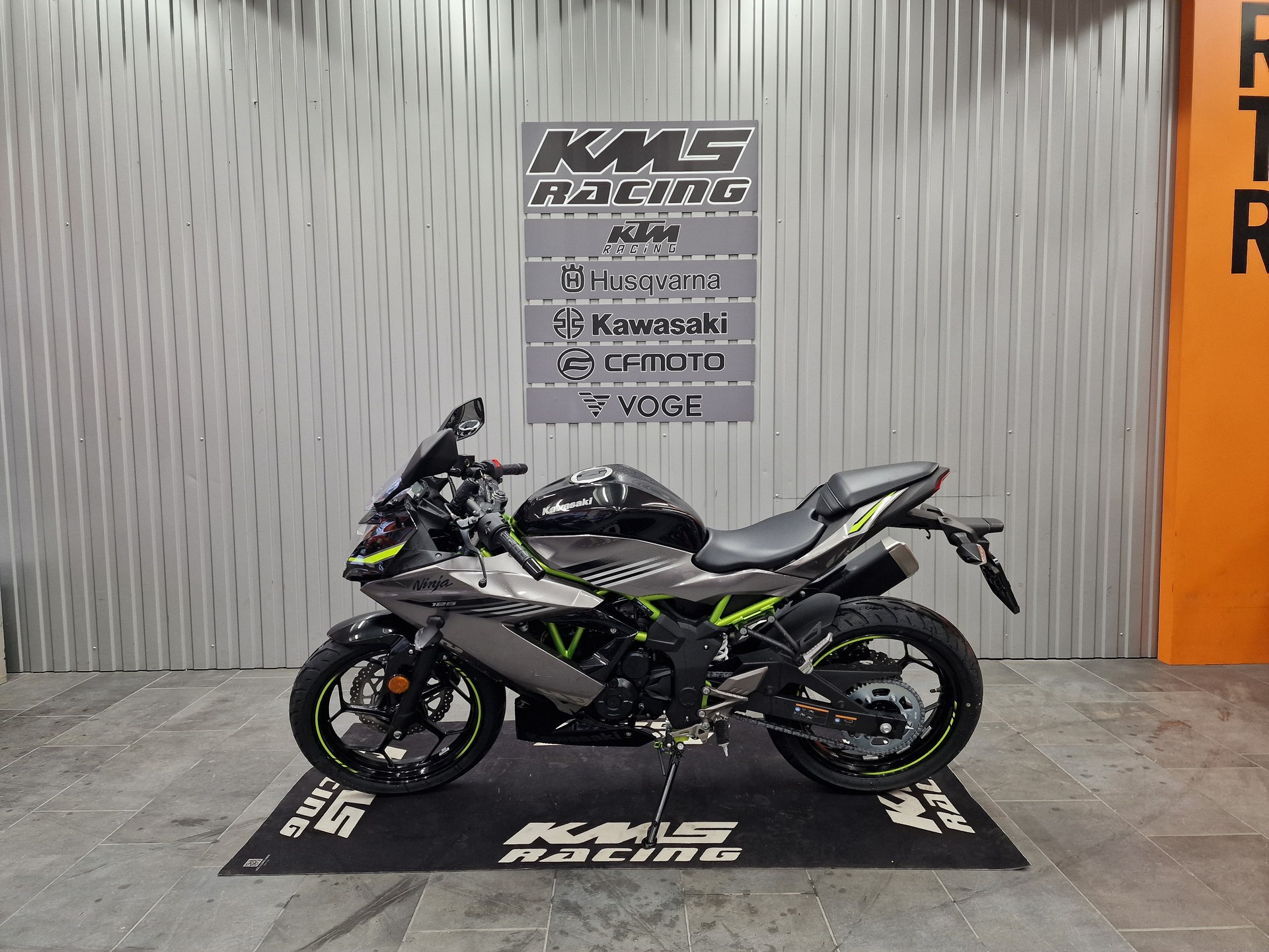 KAWASAKI Ninja 125-showroom-element-1