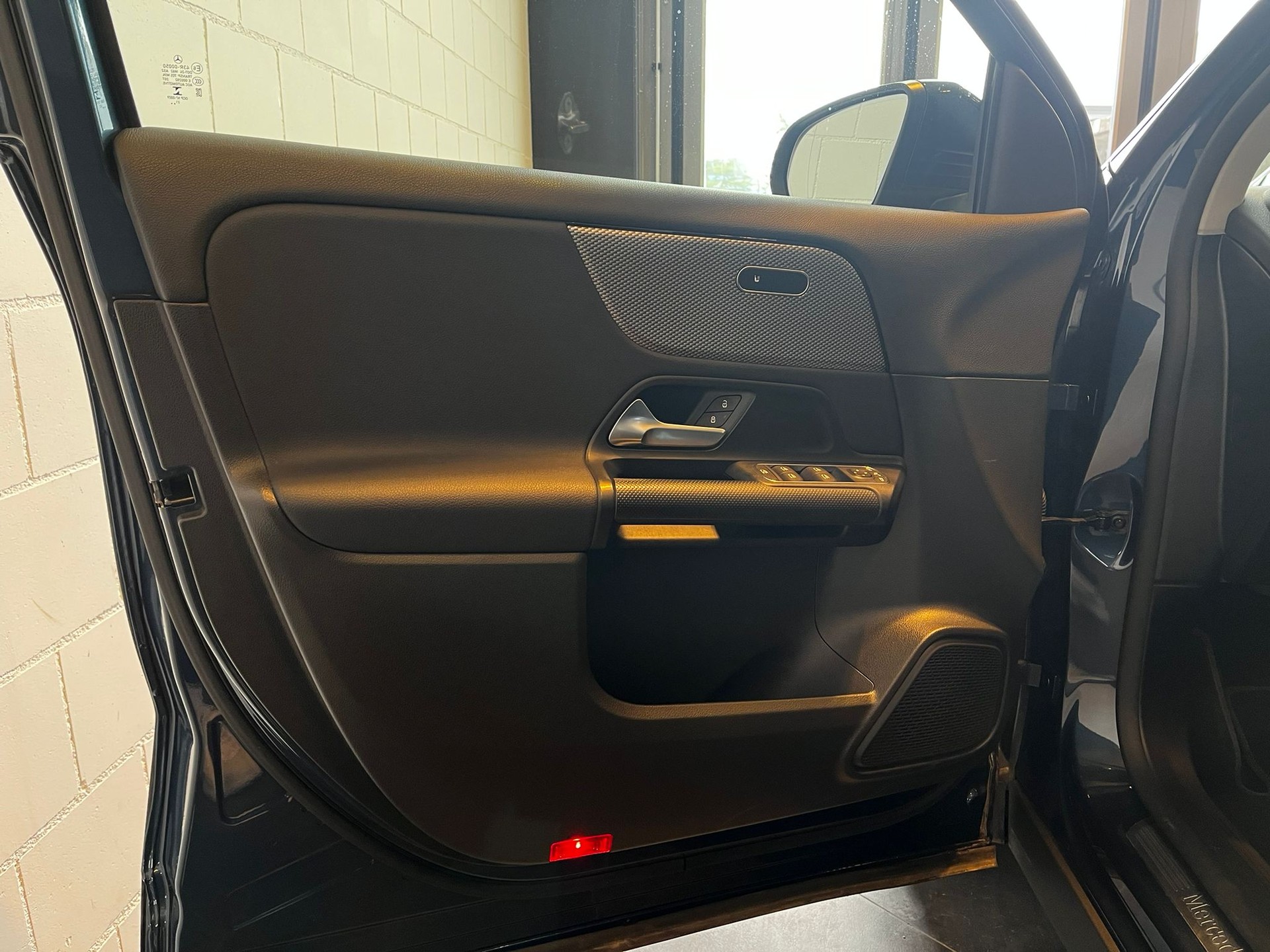 MERCEDES-BENZ GLA 180 7G-DCT-image-21