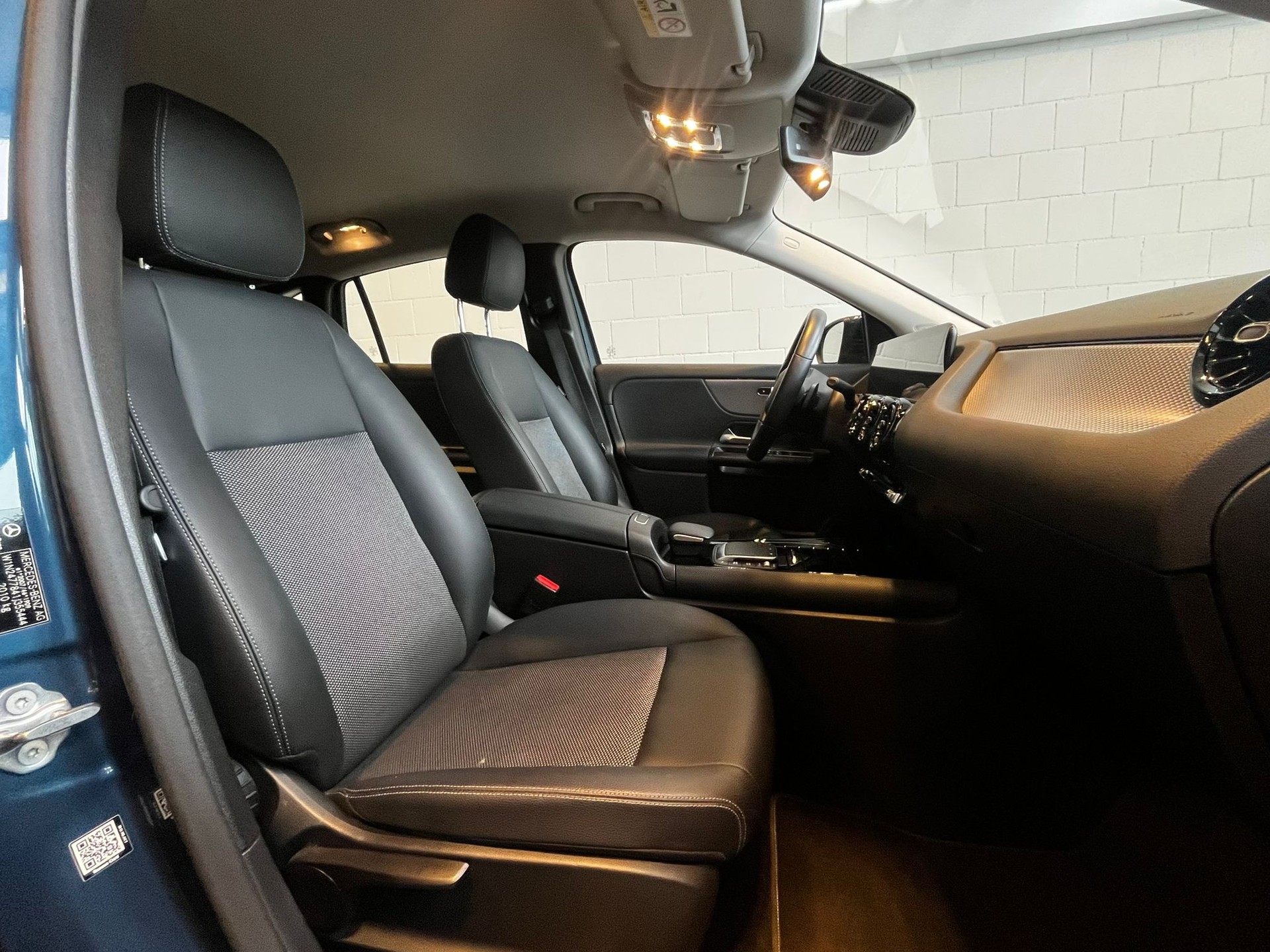 MERCEDES-BENZ GLA 180 7G-DCT-image-16