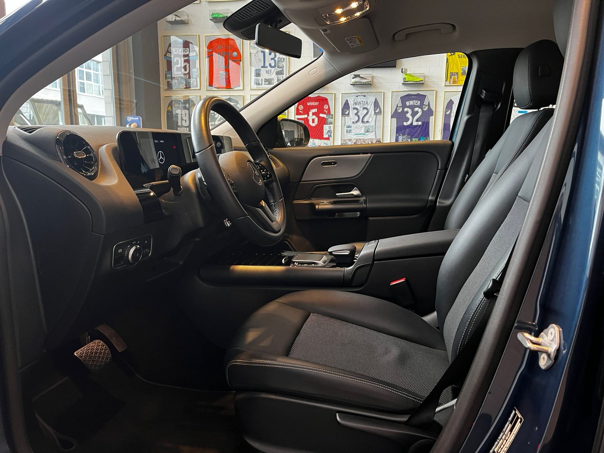 MERCEDES-BENZ GLA 180 7G-DCT-image-11