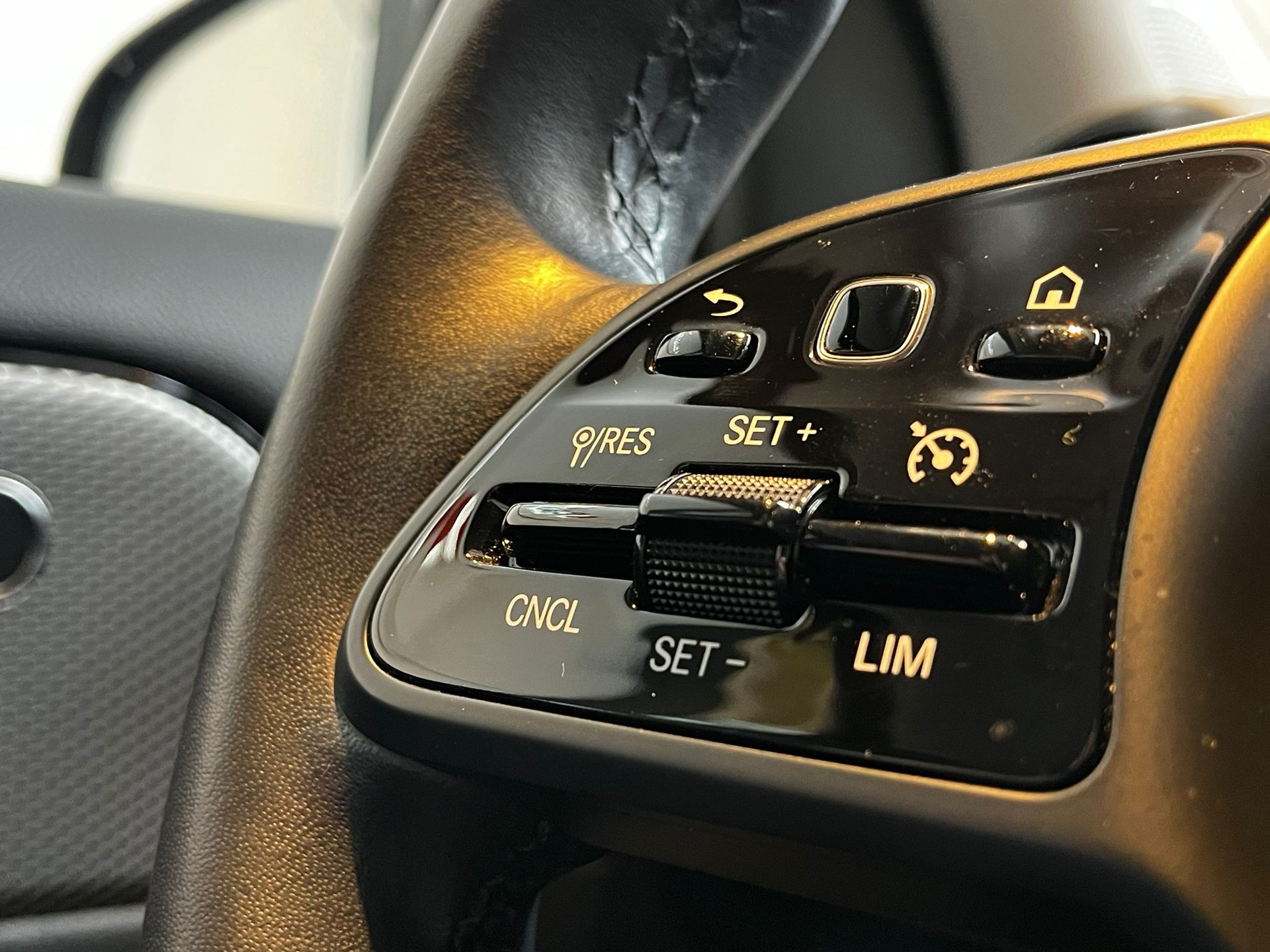 MERCEDES-BENZ GLA 180 7G-DCT-image-20