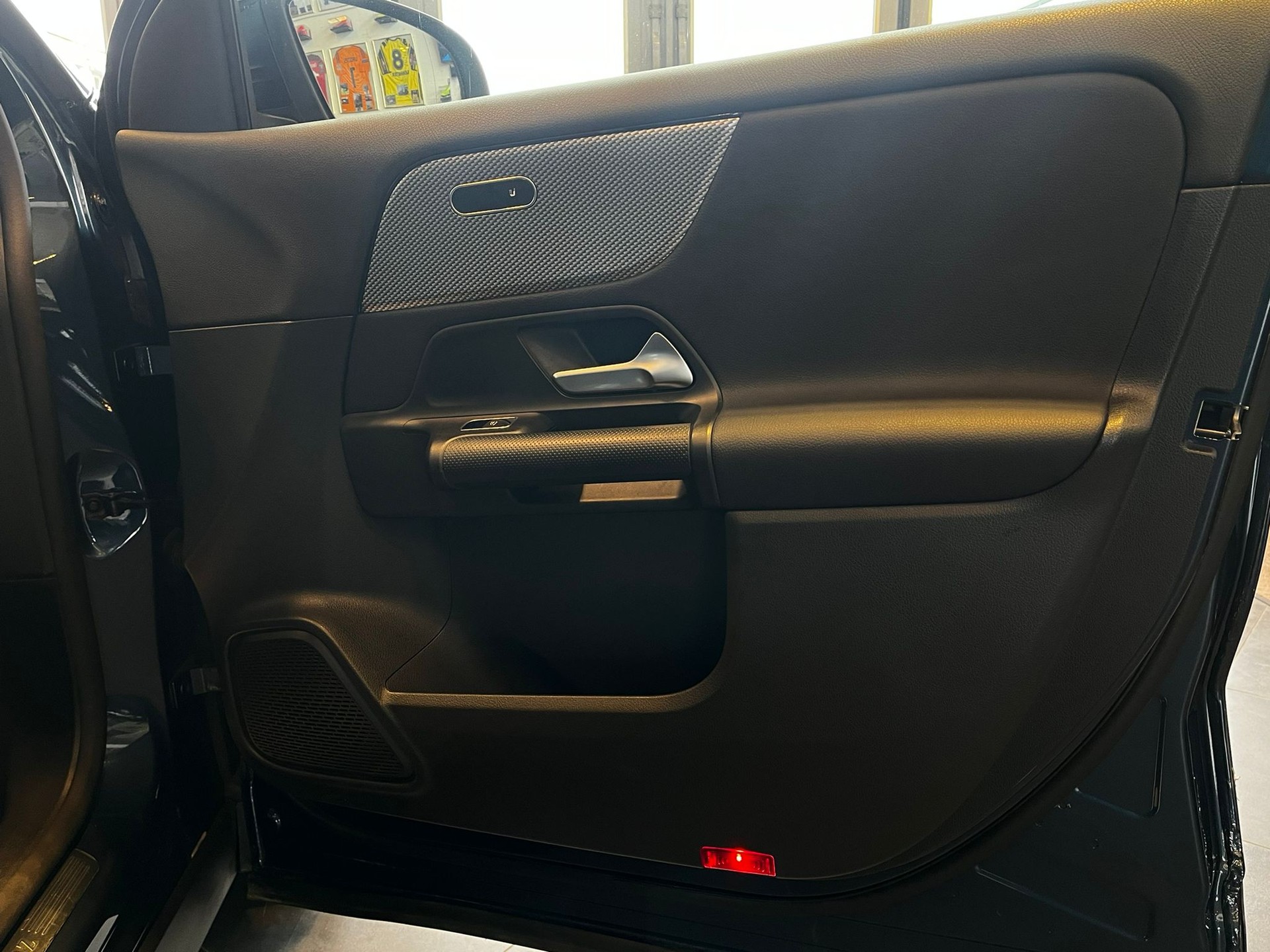 MERCEDES-BENZ GLA 180 7G-DCT-image-24
