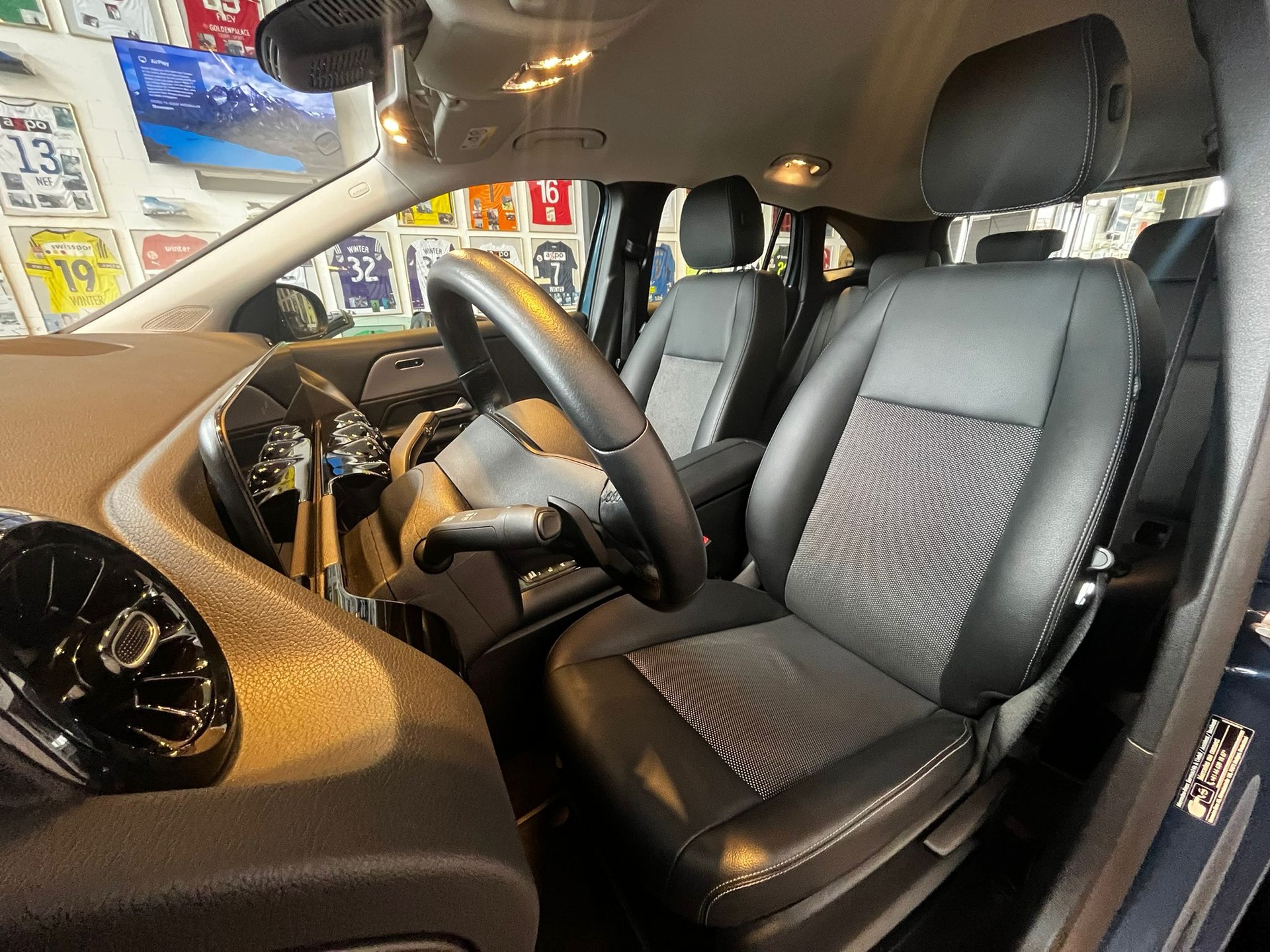 MERCEDES-BENZ GLA 180 7G-DCT-image-13