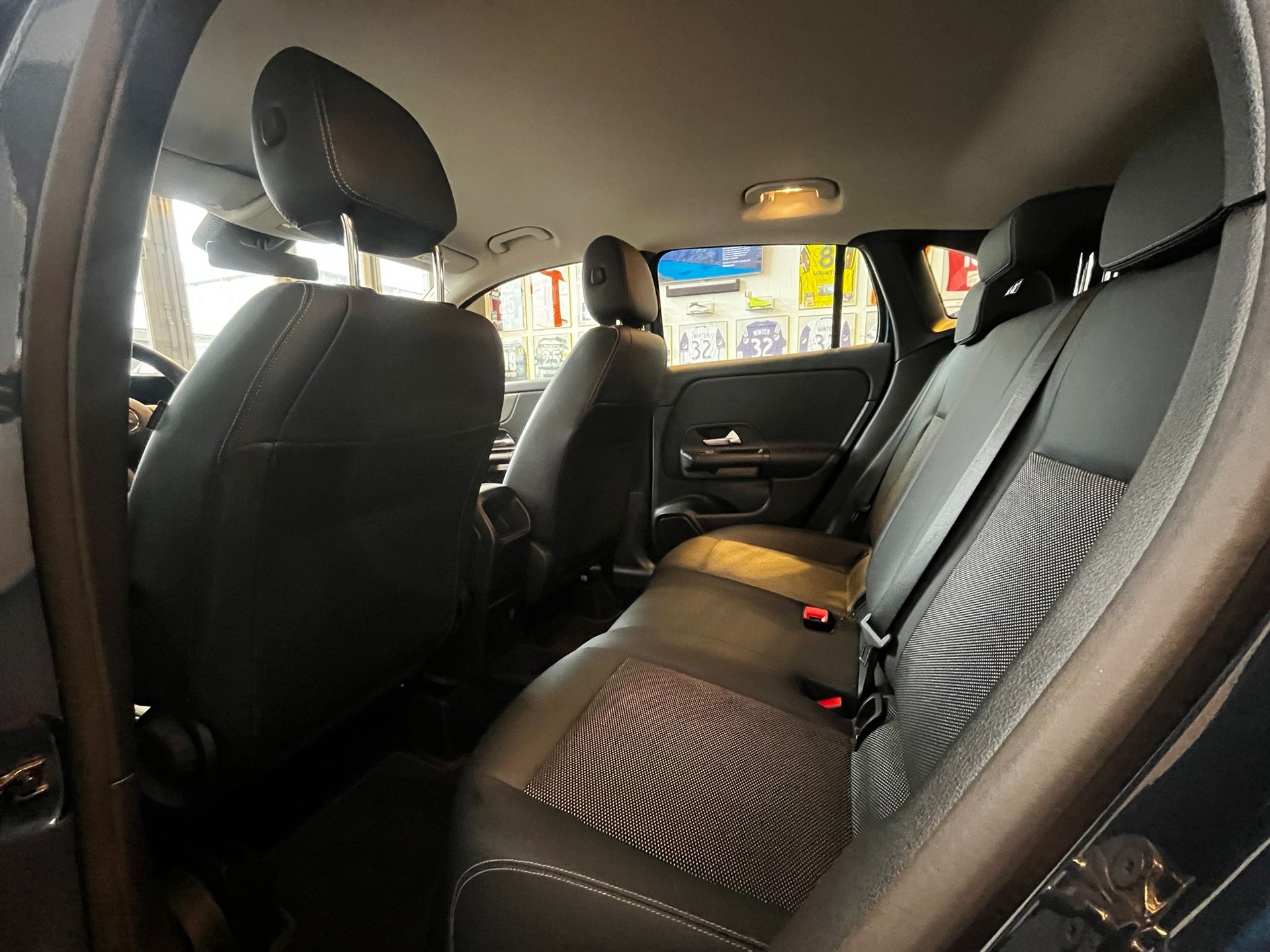 MERCEDES-BENZ GLA 180 7G-DCT-image-14