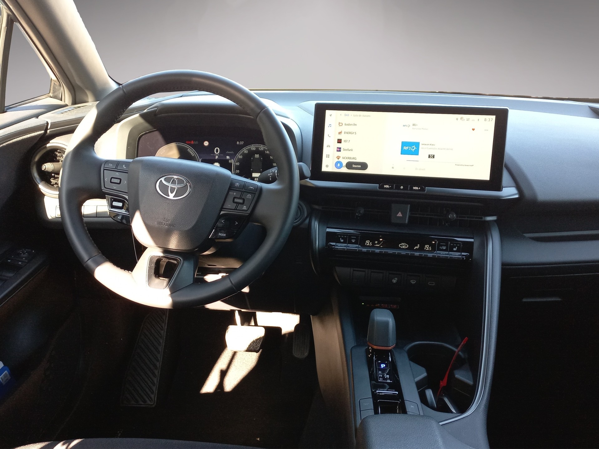 TOYOTA C-HR 2.0 PHEV CVT Swiss Edition-image-12