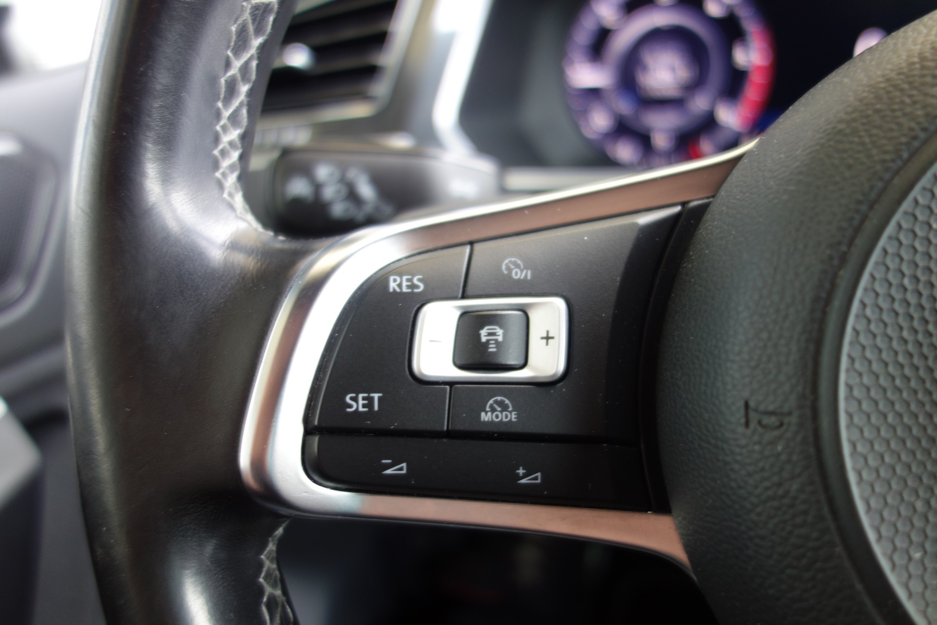 VW Tiguan 2.0 TDI SCR R-Line 4Motion DSG-image-20