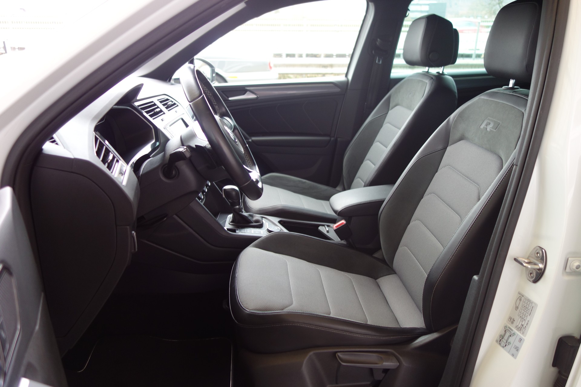VW Tiguan 2.0 TDI SCR R-Line 4Motion DSG-image-9