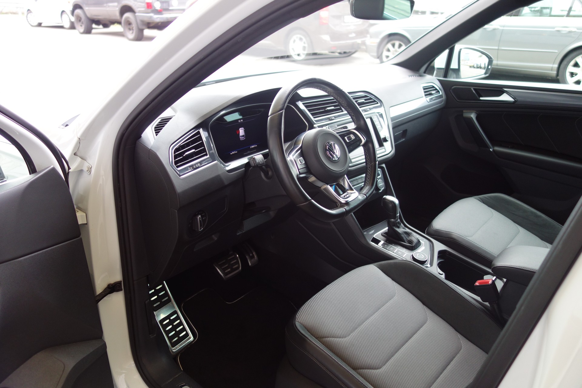 VW Tiguan 2.0 TDI SCR R-Line 4Motion DSG-image-8