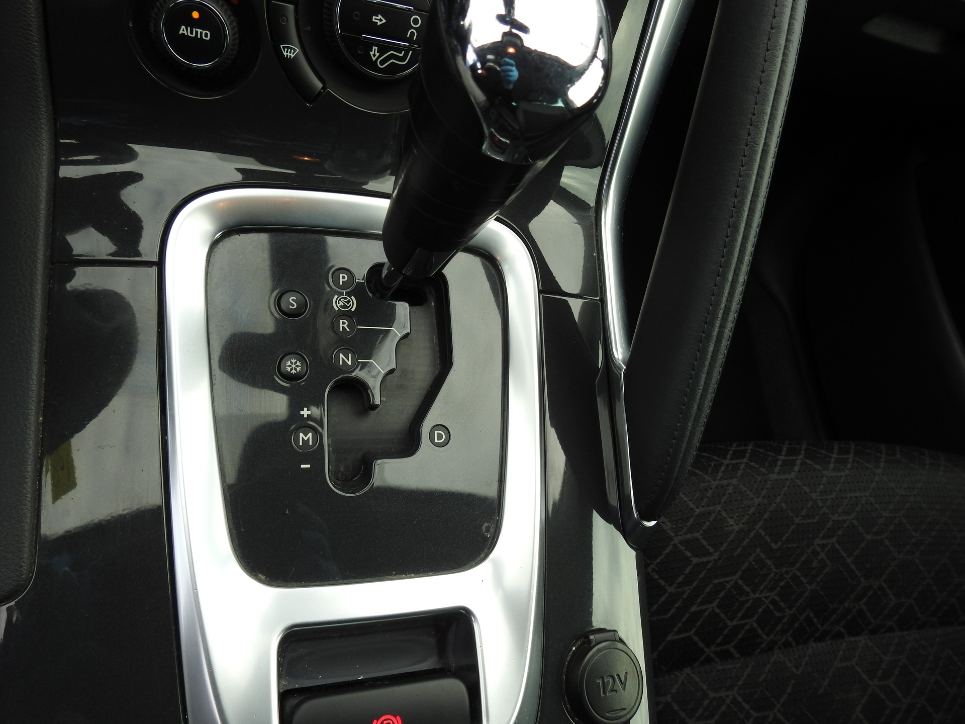 PEUGEOT 3008 1.6 1THP Sensation Tiptronic-image-19