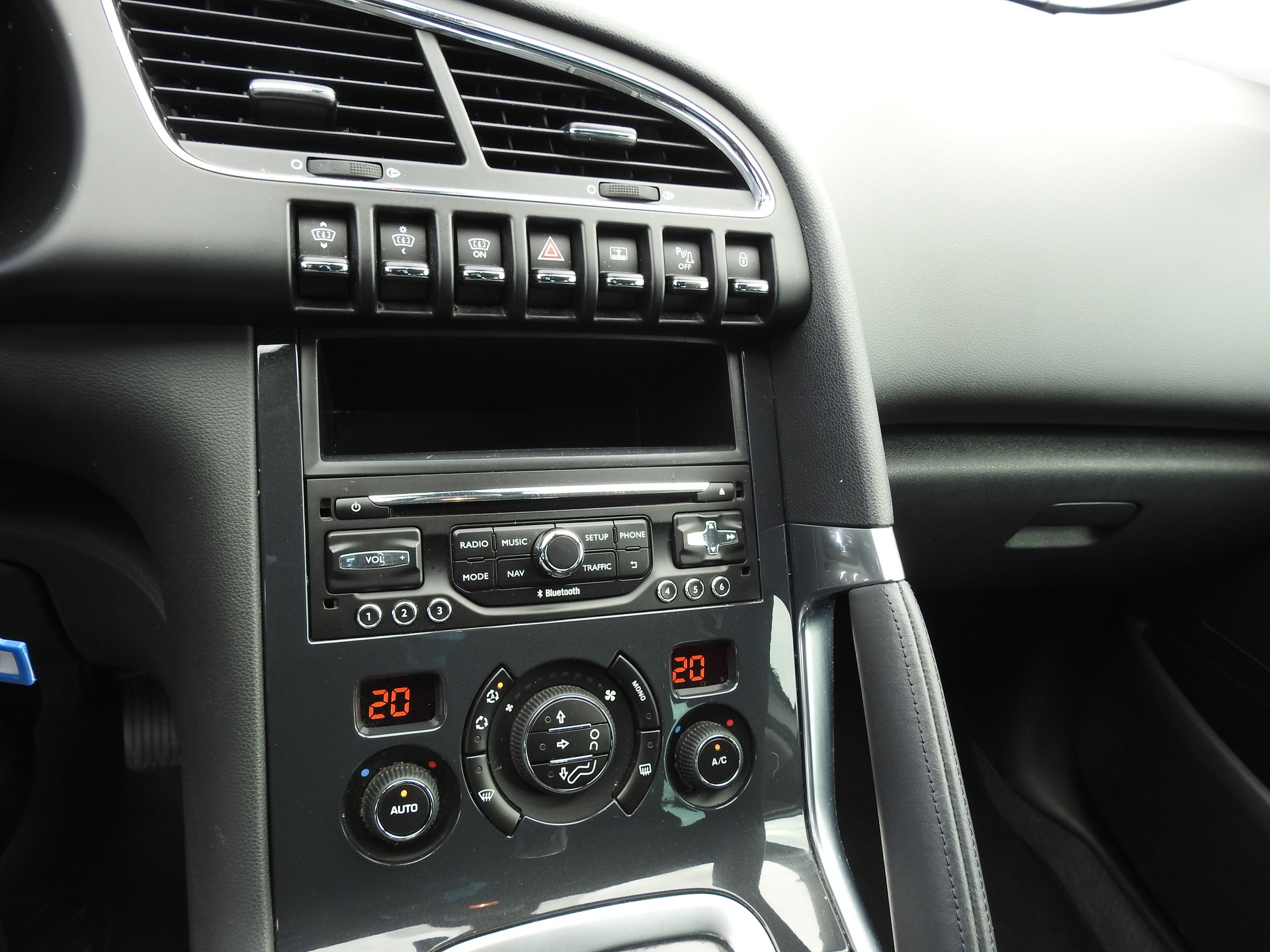PEUGEOT 3008 1.6 1THP Sensation Tiptronic-image-20