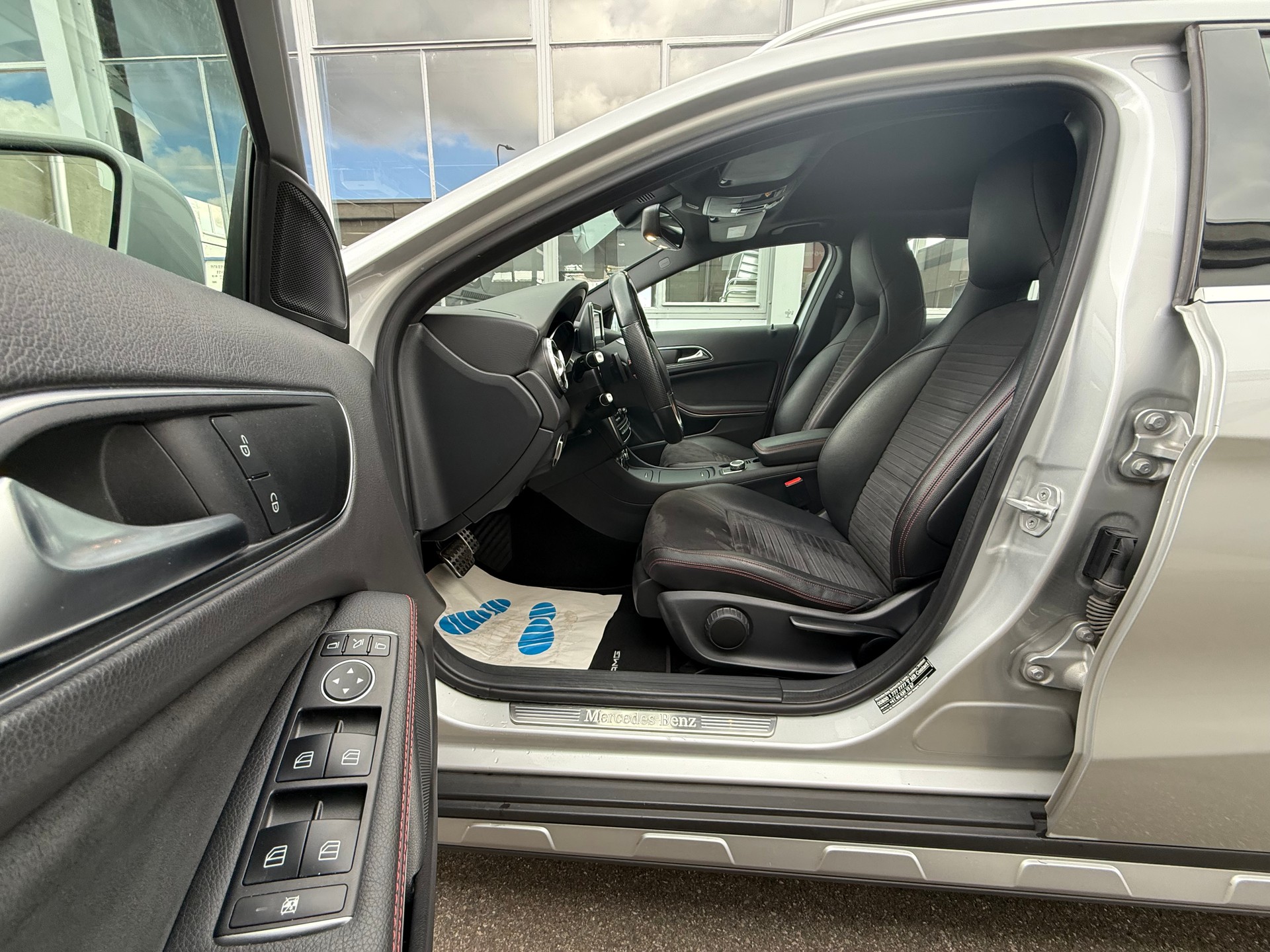 MERCEDES-BENZ GLA 250 AMG Line 4Matic 7G-DCT *CH Fahrzeug Frisch ab MFK *Panoramaglasdach *Sitzheizung *8 Fach bereift *Rückfahrkamera-image-7