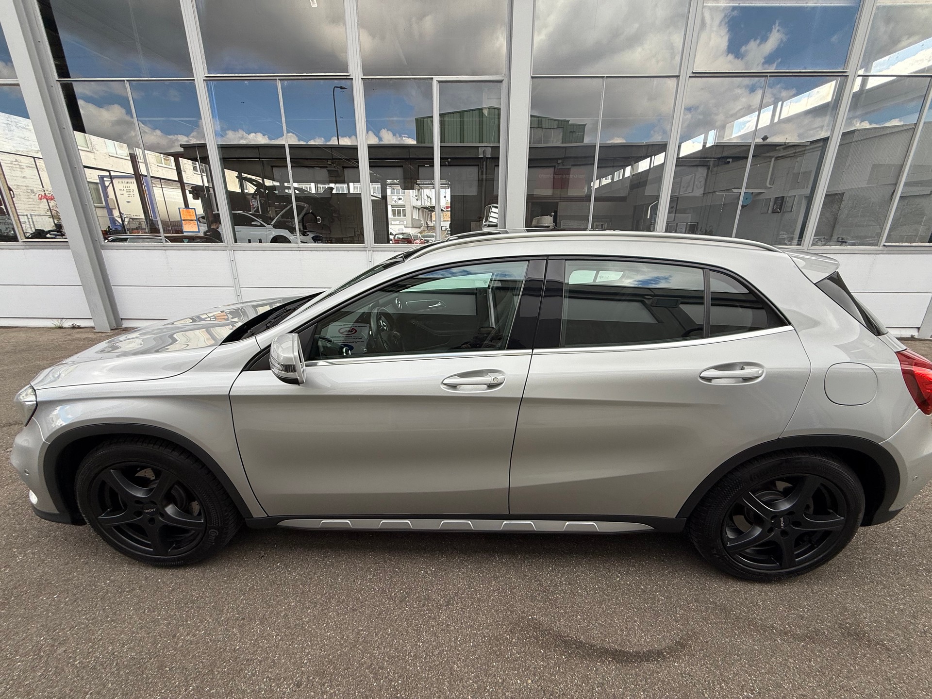 MERCEDES-BENZ GLA 250 AMG Line 4Matic 7G-DCT *CH Fahrzeug Frisch ab MFK *Panoramaglasdach *Sitzheizung *8 Fach bereift *Rückfahrkamera-image-6