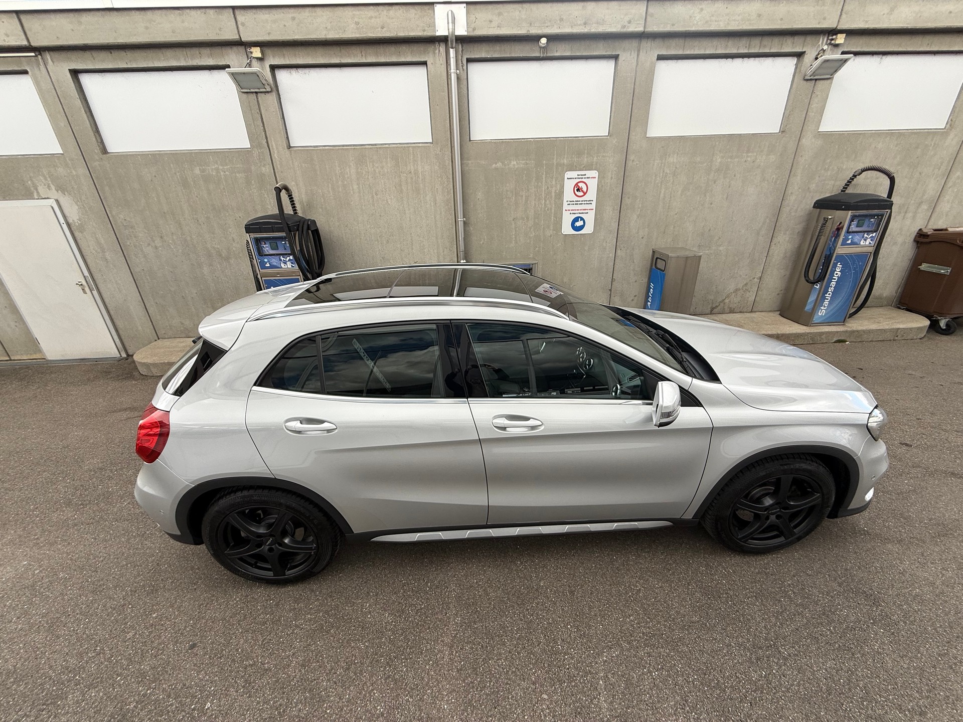 MERCEDES-BENZ GLA 250 AMG Line 4Matic 7G-DCT *CH Fahrzeug Frisch ab MFK *Panoramaglasdach *Sitzheizung *8 Fach bereift *Rückfahrkamera-image-2