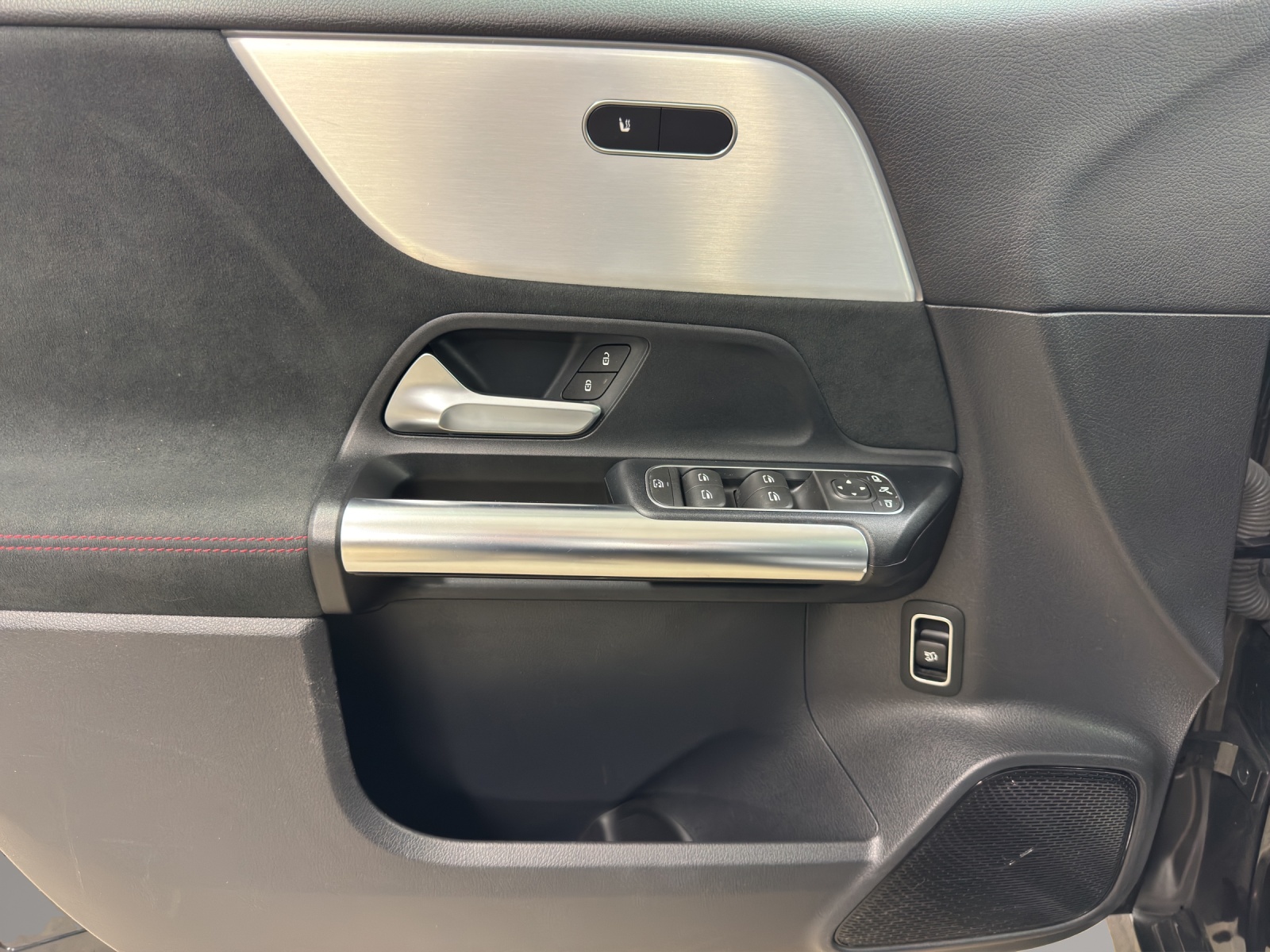MERCEDES-BENZ B 200 AMG Line-image-12
