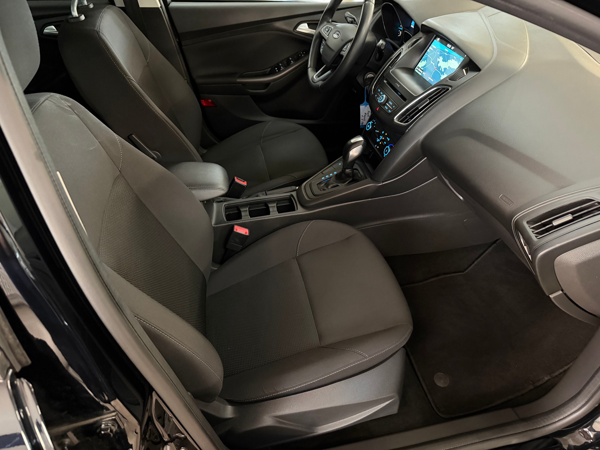 FORD Focus 1.5 TDCi Business Automatic-image-10