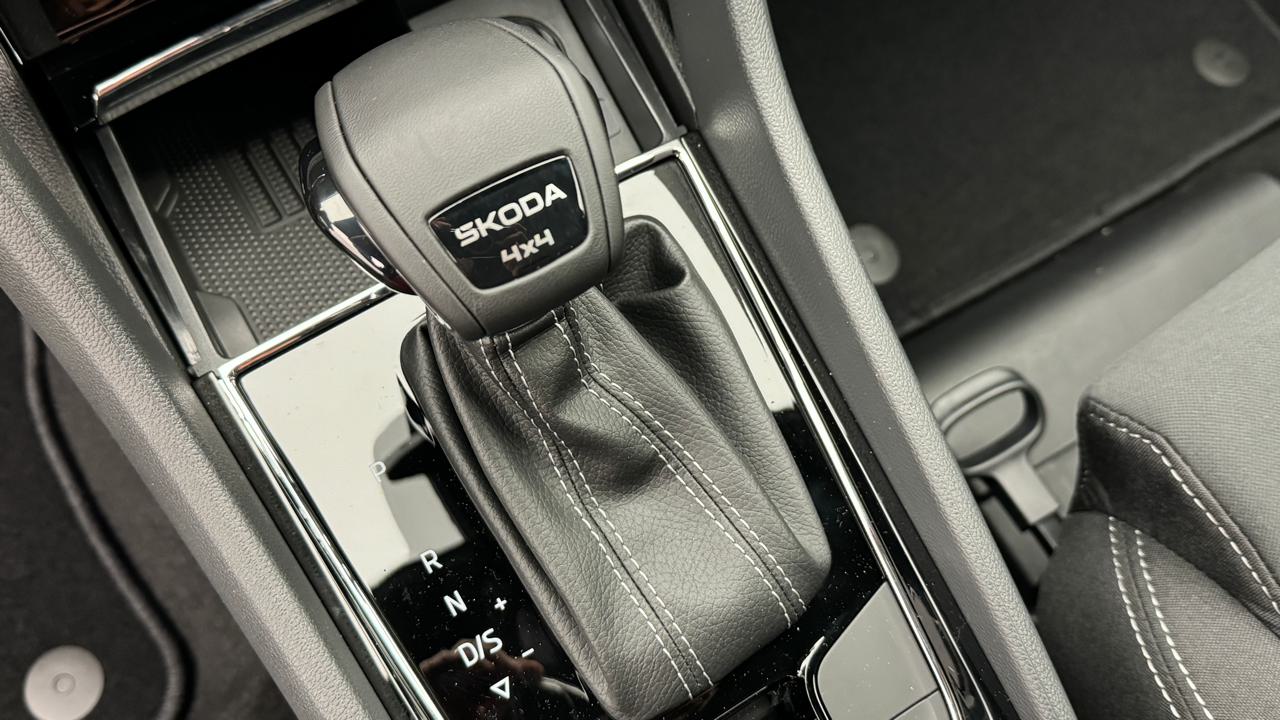 SKODA Karoq 2.0 TDI CR SportLine 4x4-image-10