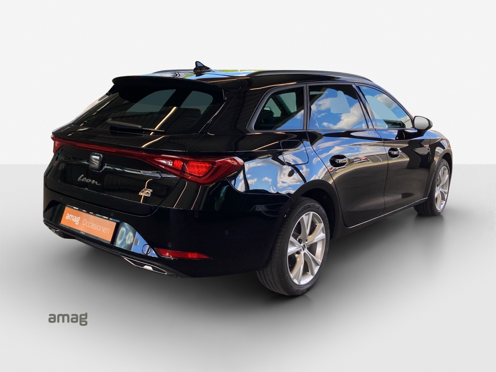 SEAT Leon ST 1.5 eHybrid pHEV DSG FR-image-4