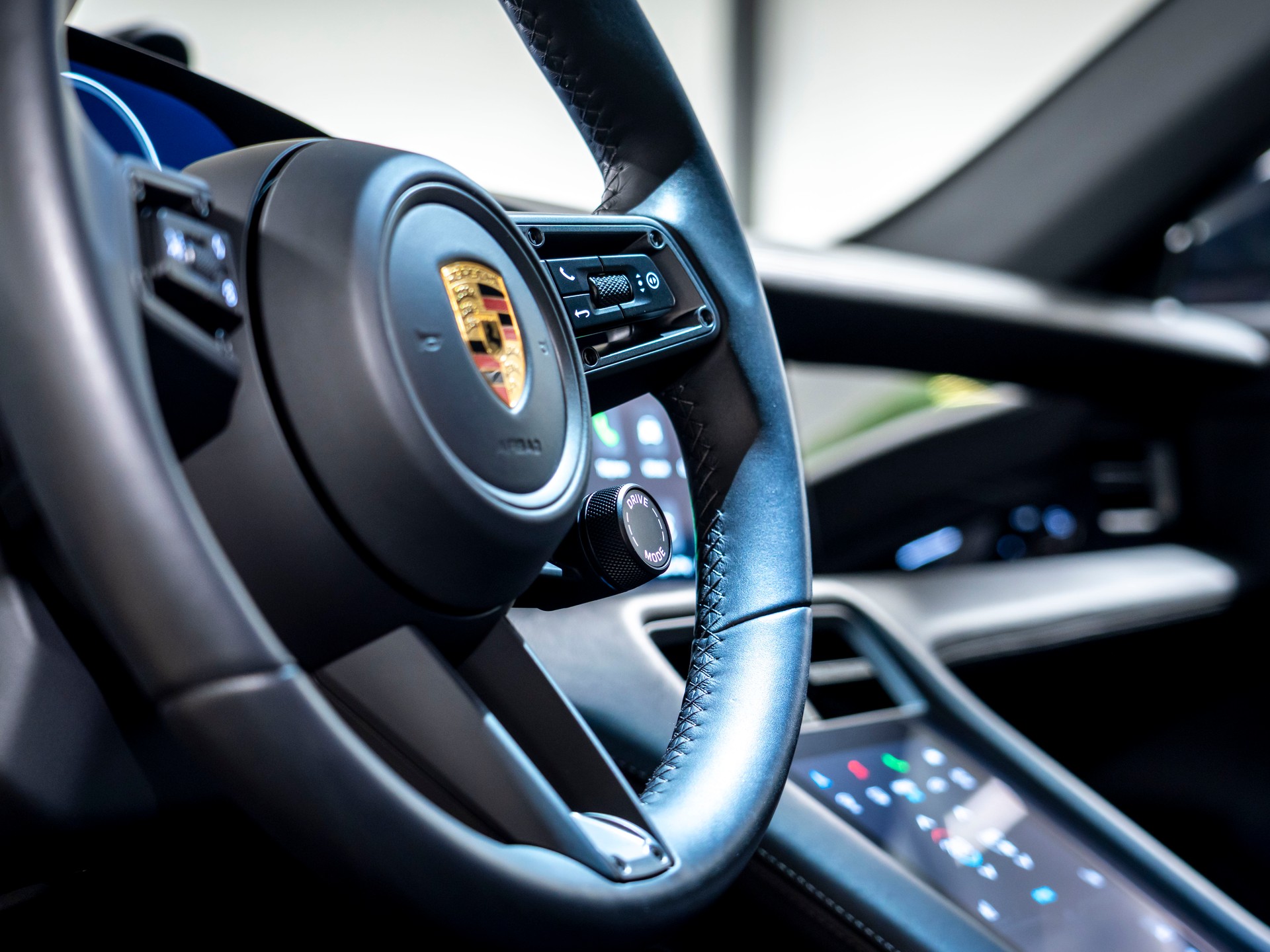 PORSCHE Taycan 4S-image-10