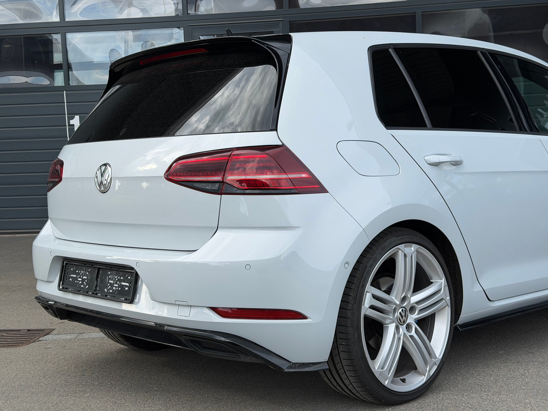 VW Golf 1.5 TSI EVO Highline DSG | R-Line | Panorama | Rückfahrkamera-image-5