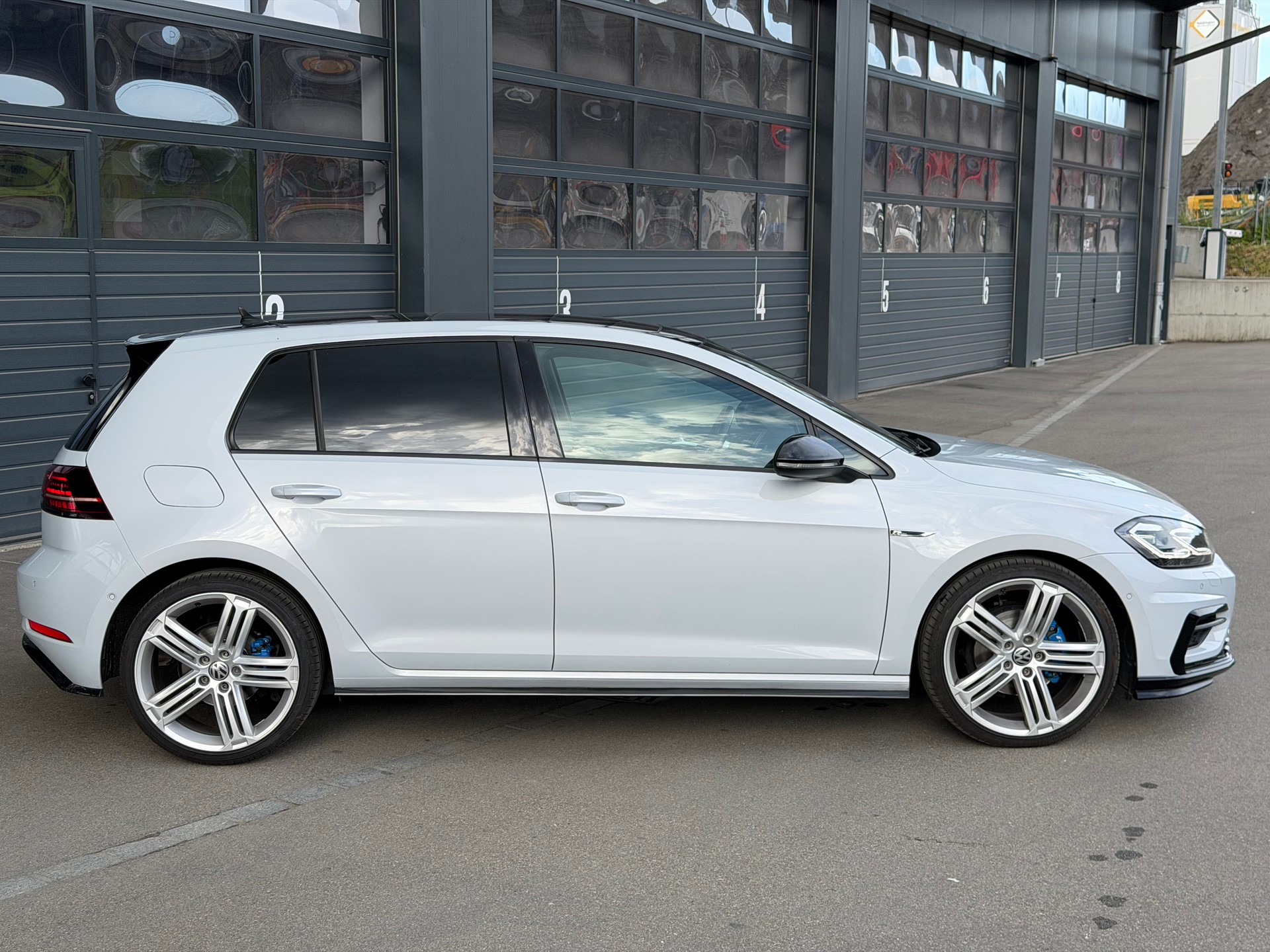 VW Golf 1.5 TSI EVO Highline DSG | R-Line | Panorama | Rückfahrkamera-image-1