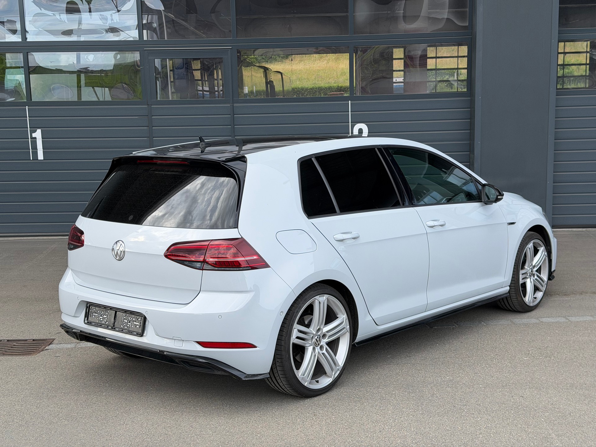 VW Golf 1.5 TSI EVO Highline DSG | R-Line | Panorama | Rückfahrkamera-image-2