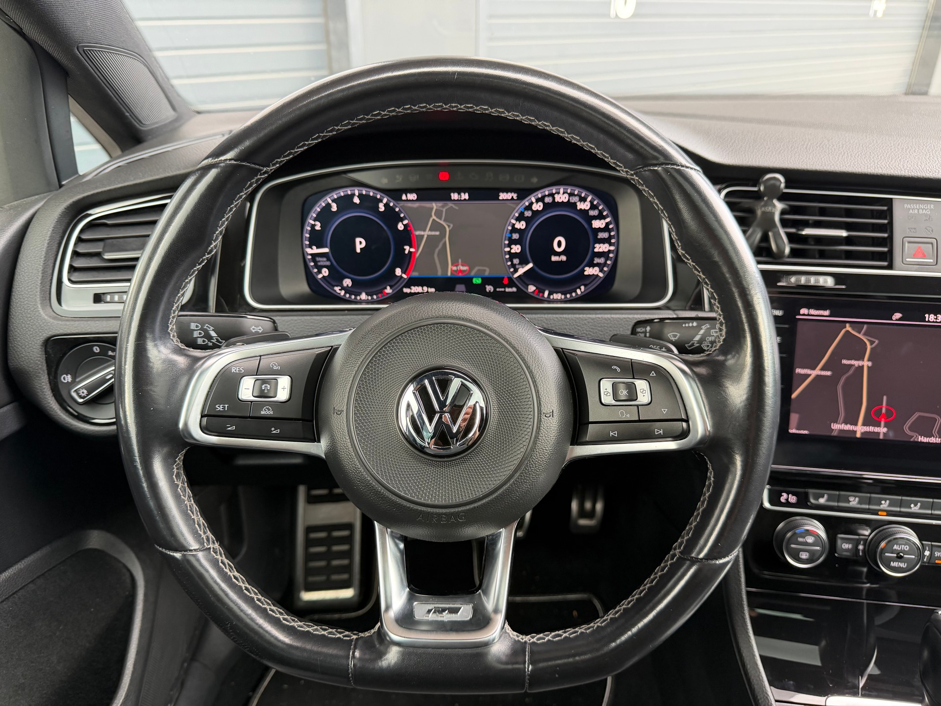VW Golf 1.5 TSI EVO Highline DSG | R-Line | Panorama | Rückfahrkamera-image-10
