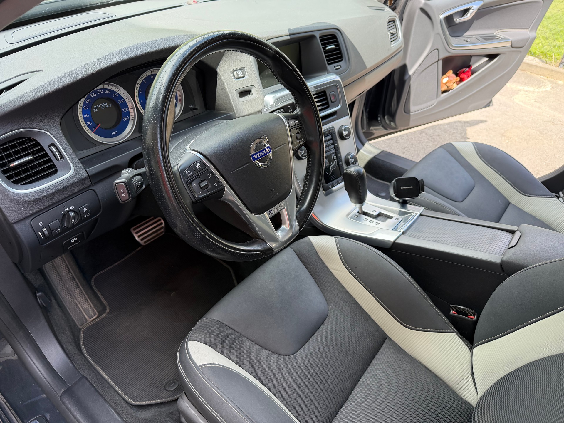 VOLVO 2.0 T5 R-Design-image-2