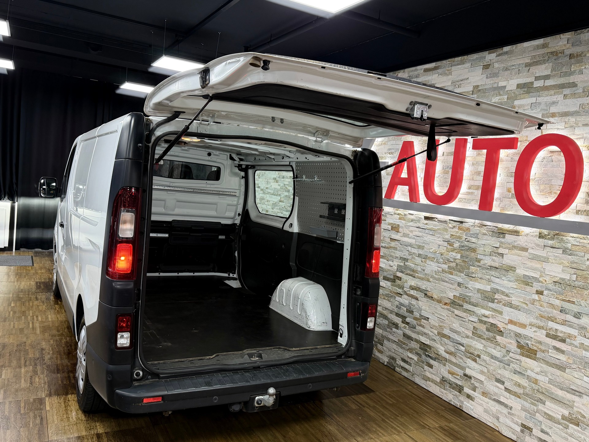 RENAULT Trafic 2.0 Blue dCi 130 Advance L1H1-image-18