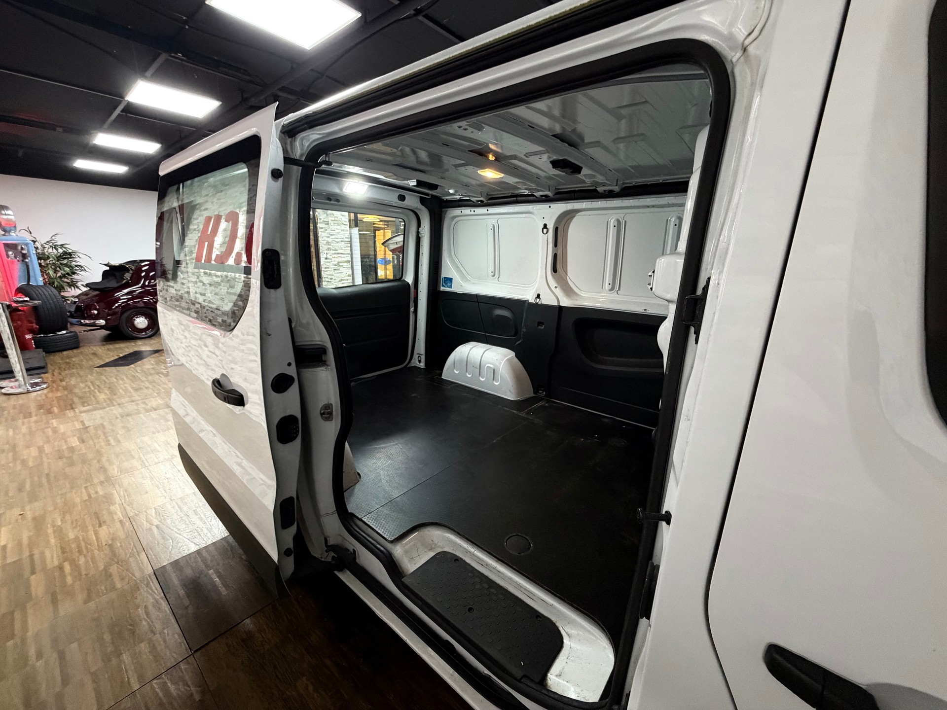 RENAULT Trafic 2.0 Blue dCi 130 Advance L1H1-image-19